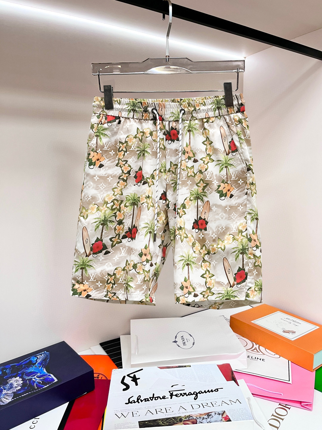 NO:841488,LV 2026ss summer new original counter casual shorts, luxury classic brand original LOGO accessories, counter best-selling model, very comfortable to wear, low-key yet luxurious, very classy to wear. Needless to say the trousers style and tailoring, the upper body is exquisite and high-end, first-class and top-quality materials. Really palace-level casual pants. The cotton of Turkey is selected for its outstanding quality. After heavy washing, the pants are very soft!  Don't be picky. The upper body is absolutely stylish and extremely luxurious. Please quote your height and weight when ordering sizes M-3XL.,,louis vuitton,shorts,19860909LV 2026ss夏季新款原单专柜休闲短裤,奢华经典品牌原版LOGO配饰 专柜热销款 身穿着非常舒适 低调不失奢华 穿出去非常有档次 裤型款式和裁剪亦无需多言 上身精致跃然高档一等一顶级质料 真正殿堂级的休闲裤 选用土耳其的棉花品质卓然,经过重水洗使得裤子很柔软！不挑人 上身绝对的有型 极度奢华. 尺码M-3XL下单报身高体重.,,louis vuitton,shorts,,Men's clothing