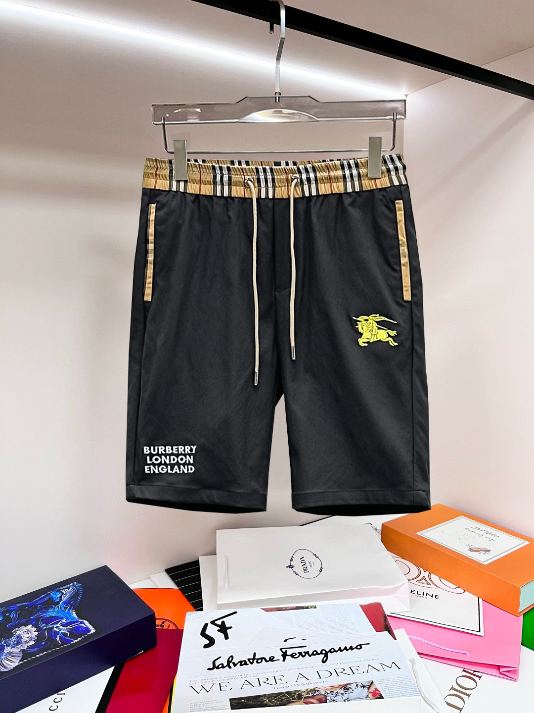 NO:841479,Burberry 2026ss summer new original counter casual shorts, luxury classic brand original LOGO accessories, counter best-selling model. Very comfortable to wear, low-key yet luxurious, very classy to wear. Needless to say the trousers style and tailoring. The upper body is exquisite and high-end, first-class and top-quality materials. Really palace-level casual pants. The cotton of Turkey is of outstanding quality. After heavy washing, the pants are very soft!  Don't be picky. The upper body is absolutely stylish and extremely luxurious. Please quote your height and weight when ordering sizes M-3XL.,,burberry,shorts,19860909巴宝莉 2026ss夏季新款原单专柜休闲短裤,奢华经典品牌原版LOGO配饰 专柜热销款 身穿着非常舒适 低调不失奢华 穿出去非常有档次 裤型款式和裁剪亦无需多言 上身精致跃然高档一等一顶级质料 真正殿堂级的休闲裤 选用土耳其的棉花品质卓然,经过重水洗使得裤子很柔软！不挑人 上身绝对的有型 极度奢华. 尺码M-3XL下单报身高体重.,,burberry,shorts,,Men's clothing