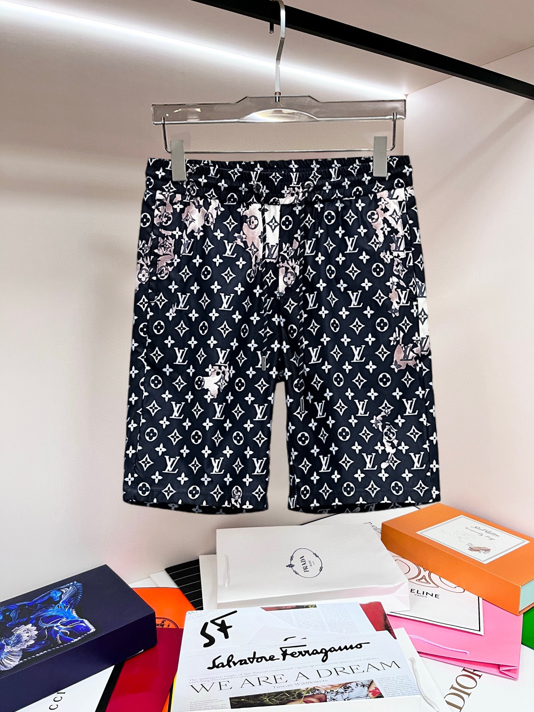 NO:841442,LV 2026ss summer new original counter casual shorts, luxury classic brand original LOGO accessories, counter best-selling model, very comfortable to wear, low-key yet luxurious, very classy to wear. Needless to say the trousers style and tailoring, the upper body is exquisite and high-end, first-class and top-quality materials. Really palace-level casual pants. The cotton of Turkey is selected for its outstanding quality. After heavy washing, the pants are very soft!  Don't be picky. The upper body is absolutely stylish and extremely luxurious. Please quote your height and weight when ordering sizes M-3XL.,,louis vuitton,shorts,19860909LV 2026ss夏季新款原单专柜休闲短裤,奢华经典品牌原版LOGO配饰 专柜热销款 身穿着非常舒适 低调不失奢华 穿出去非常有档次 裤型款式和裁剪亦无需多言 上身精致跃然高档一等一顶级质料 真正殿堂级的休闲裤 选用土耳其的棉花品质卓然,经过重水洗使得裤子很柔软！不挑人 上身绝对的有型 极度奢华. 尺码M-3XL下单报身高体重.,,louis vuitton,shorts,,Men's clothing