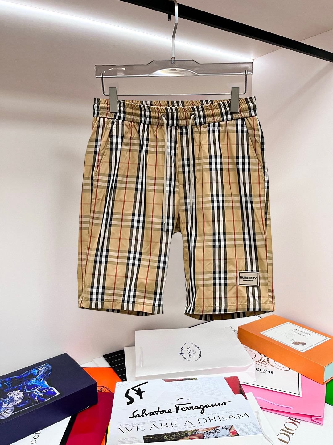 NO:841447,Burberry 2026ss summer new original counter casual shorts, luxury classic brand original LOGO accessories, counter best-selling model. Very comfortable to wear, low-key yet luxurious, very classy to wear. Needless to say the trousers style and tailoring. The upper body is exquisite and high-end, first-class and top-quality materials. Really palace-level casual pants. The cotton of Turkey is of outstanding quality. After heavy washing, the pants are very soft!  Don't be picky. The upper body is absolutely stylish and extremely luxurious. Please quote your height and weight when ordering sizes M-3XL.,,burberry,shorts,19860909巴宝莉 2026ss夏季新款原单专柜休闲短裤,奢华经典品牌原版LOGO配饰 专柜热销款 身穿着非常舒适 低调不失奢华 穿出去非常有档次 裤型款式和裁剪亦无需多言 上身精致跃然高档一等一顶级质料 真正殿堂级的休闲裤 选用土耳其的棉花品质卓然,经过重水洗使得裤子很柔软！不挑人 上身绝对的有型 极度奢华. 尺码M-3XL下单报身高体重.,,burberry,shorts,,Men's clothing