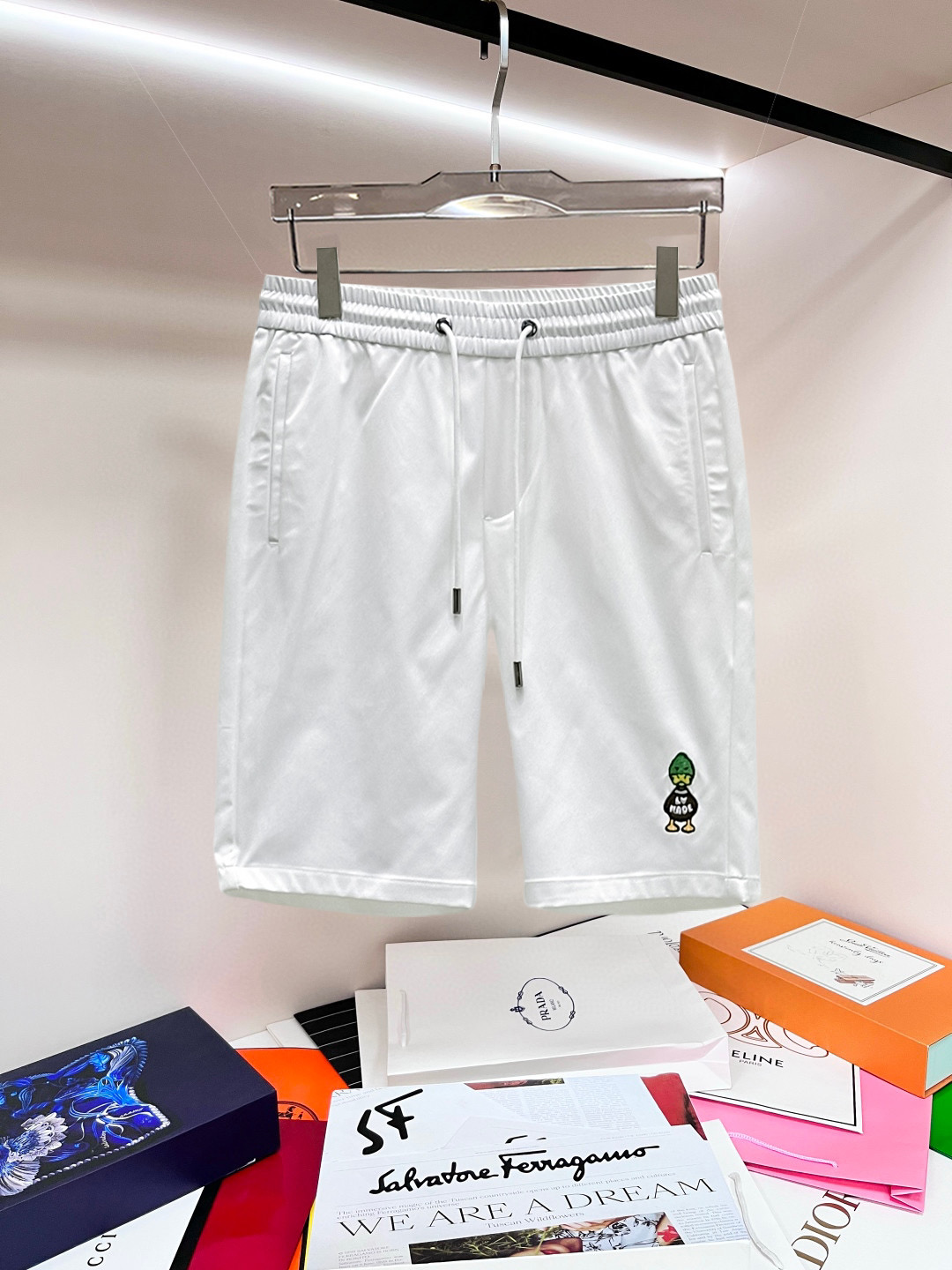 NO:841476,LV 2026ss summer new original counter casual shorts, luxury classic brand original LOGO accessories, counter best-selling model, very comfortable to wear, low-key yet luxurious, very classy to wear. Needless to say the trousers style and tailoring, the upper body is exquisite and high-end, first-class and top-quality materials. Really palace-level casual pants. The cotton of Turkey is selected for its outstanding quality. After heavy washing, the pants are very soft!  Don't be picky. The upper body is absolutely stylish and extremely luxurious. Please quote your height and weight when ordering sizes M-3XL.,,louis vuitton,shorts,19860909LV 2026ss夏季新款原单专柜休闲短裤,奢华经典品牌原版LOGO配饰 专柜热销款 身穿着非常舒适 低调不失奢华 穿出去非常有档次 裤型款式和裁剪亦无需多言 上身精致跃然高档一等一顶级质料 真正殿堂级的休闲裤 选用土耳其的棉花品质卓然,经过重水洗使得裤子很柔软！不挑人 上身绝对的有型 极度奢华. 尺码M-3XL下单报身高体重.,,louis vuitton,shorts,,Men's clothing