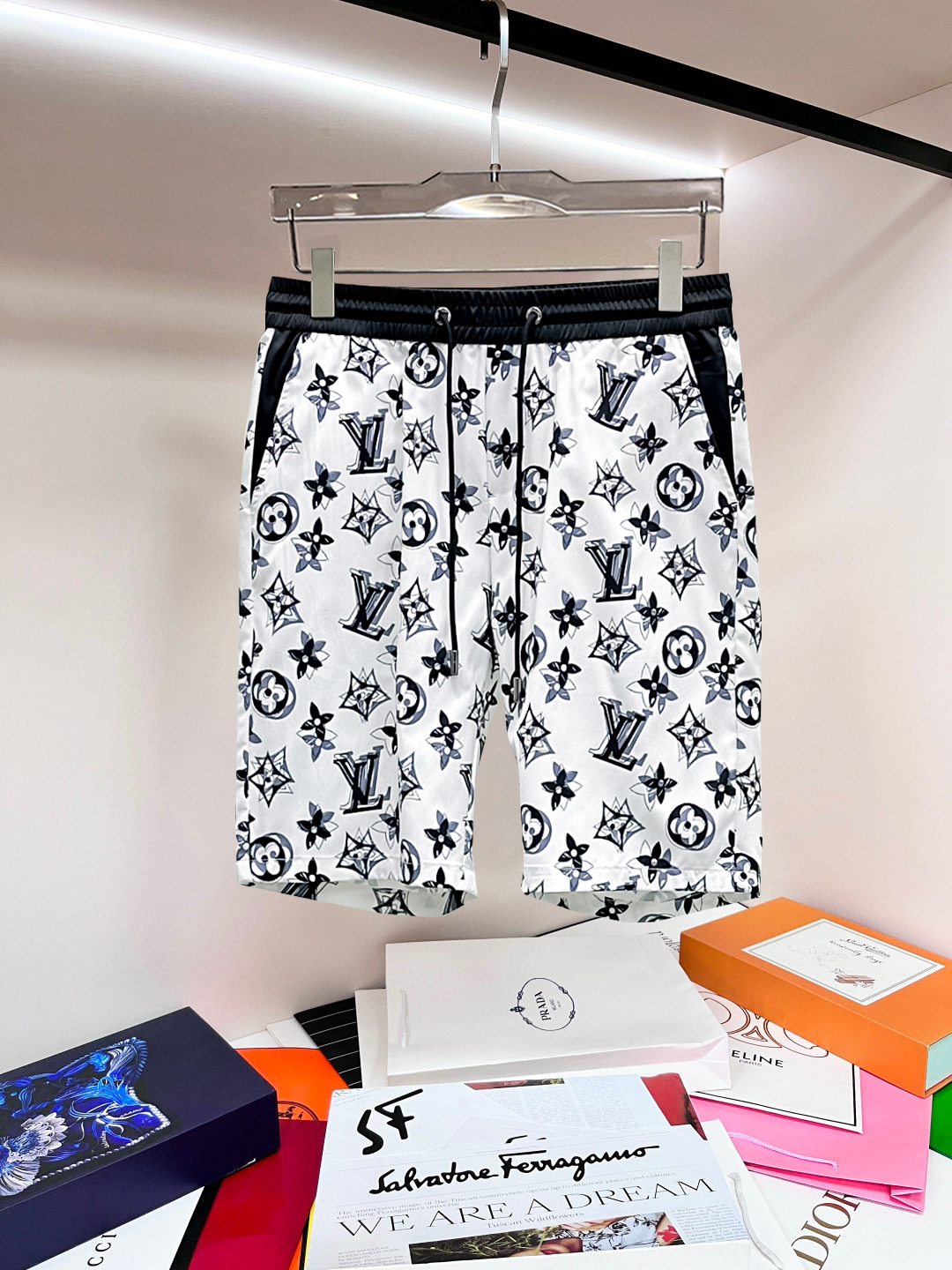 NO:841452,LV 2026ss summer new original counter casual shorts, luxury classic brand original LOGO accessories, counter best-selling model, very comfortable to wear, low-key yet luxurious, very classy to wear. Needless to say the trousers style and tailoring, the upper body is exquisite and high-end, first-class and top-quality materials. Really palace-level casual pants. The cotton of Turkey is selected for its outstanding quality. After heavy washing, the pants are very soft!  Don't be picky. The upper body is absolutely stylish and extremely luxurious. Please quote your height and weight when ordering sizes M-3XL.,,louis vuitton,shorts,19860909LV 2026ss夏季新款原单专柜休闲短裤,奢华经典品牌原版LOGO配饰 专柜热销款 身穿着非常舒适 低调不失奢华 穿出去非常有档次 裤型款式和裁剪亦无需多言 上身精致跃然高档一等一顶级质料 真正殿堂级的休闲裤 选用土耳其的棉花品质卓然,经过重水洗使得裤子很柔软！不挑人 上身绝对的有型 极度奢华. 尺码M-3XL下单报身高体重.,,louis vuitton,shorts,,Men's clothing