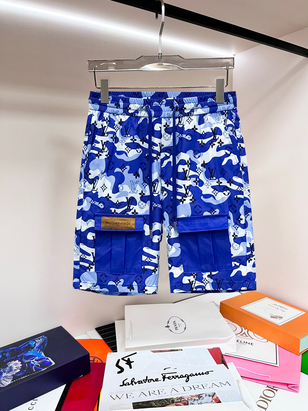 NO:841468,LV 2026ss summer new original counter casual shorts, luxury classic brand original LOGO accessories, counter best-selling model, very comfortable to wear, low-key yet luxurious, very classy to wear. Needless to say the trousers style and tailoring, the upper body is exquisite and high-end, first-class and top-quality materials. Really palace-level casual pants. The cotton of Turkey is selected for its outstanding quality. After heavy washing, the pants are very soft!  Don't be picky. The upper body is absolutely stylish and extremely luxurious. Please quote your height and weight when ordering sizes M-3XL.,,louis vuitton,shorts,19860909LV 2026ss夏季新款原单专柜休闲短裤,奢华经典品牌原版LOGO配饰 专柜热销款 身穿着非常舒适 低调不失奢华 穿出去非常有档次 裤型款式和裁剪亦无需多言 上身精致跃然高档一等一顶级质料 真正殿堂级的休闲裤 选用土耳其的棉花品质卓然,经过重水洗使得裤子很柔软！不挑人 上身绝对的有型 极度奢华. 尺码M-3XL下单报身高体重.,,louis vuitton,shorts,,Men's clothing