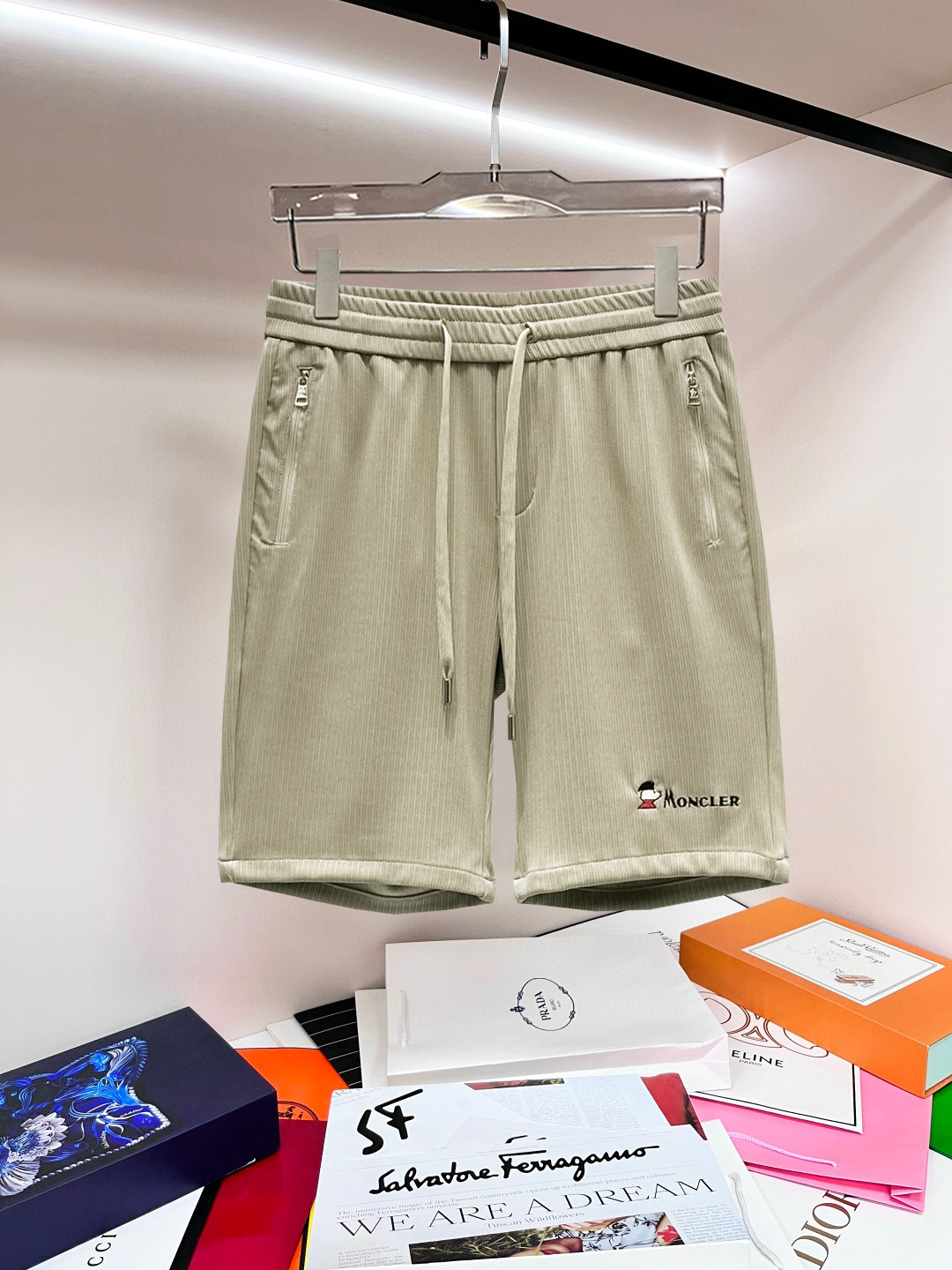 NO:841472,Mengkou 2026ss summer new original counter casual shorts, luxury classic brand original LOGO accessories, counter best-selling model, very comfortable to wear, low-key yet luxurious, very classy to wear. Needless to say the trousers style and tailoring, the upper body is exquisite and high-end, first-class and top-quality materials. Really palace-level casual pants. The cotton of Turkey is of outstanding quality. After heavy washing, the pants are very soft!  Don't be picky. The upper body is absolutely stylish and extremely luxurious. Please state your height and weight when ordering sizes M-3XL.,,Moncler,shorts,19860909蒙口 2026ss夏季新款原单专柜休闲短裤,奢华经典品牌原版LOGO配饰 专柜热销款 身穿着非常舒适 低调不失奢华 穿出去非常有档次 裤型款式和裁剪亦无需多言 上身精致跃然高档一等一顶级质料 真正殿堂级的休闲裤 选用土耳其的棉花品质卓然,经过重水洗使得裤子很柔软！不挑人 上身绝对的有型 极度奢华. 尺码M-3XL下单报身高体重.,,Moncler,shorts,,Men's clothing