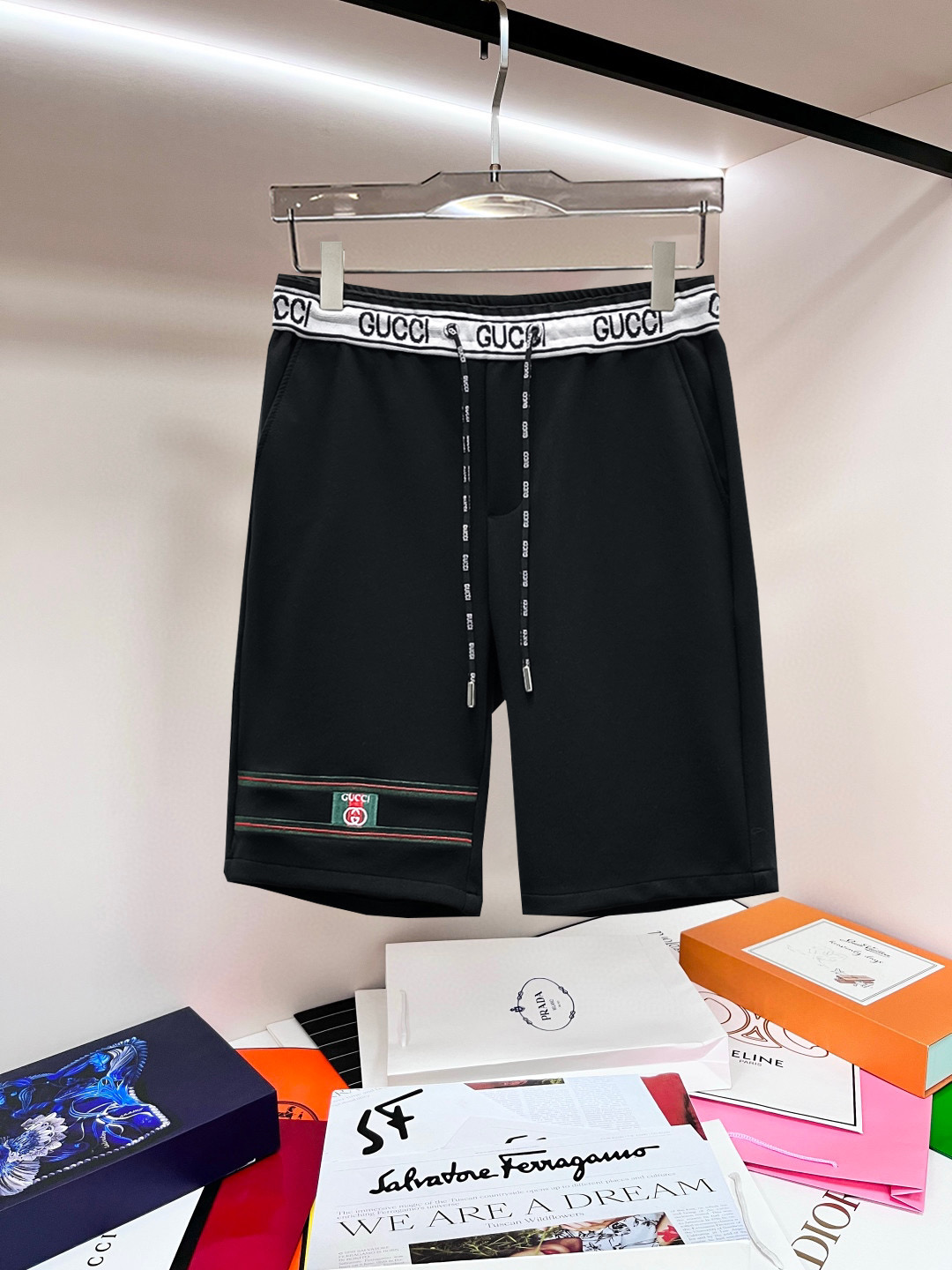 NO:841480,Gucci 2026ss summer new original counter casual shorts, luxury classic brand original LOGO accessories, counter best-selling model. Very comfortable to wear, low-key yet luxurious, very classy to wear. Needless to say the trousers style and tailoring. The upper body is exquisite and high-end, first-class and top-quality materials. Really palace-level casual pants. The cotton of Turkey is of outstanding quality. After heavy washing, the pants are very soft!  Don't be picky. The upper body is absolutely stylish and extremely luxurious. Please state your height and weight when placing an order for sizes M-3XL.,,shorts,19860909古奇 2026ss夏季新款原单专柜休闲短裤,奢华经典品牌原版LOGO配饰 专柜热销款 身穿着非常舒适 低调不失奢华 穿出去非常有档次 裤型款式和裁剪亦无需多言 上身精致跃然高档一等一顶级质料 真正殿堂级的休闲裤 选用土耳其的棉花品质卓然,经过重水洗使得裤子很柔软！不挑人 上身绝对的有型 极度奢华. 尺码M-3XL下单报身高体重.,,shorts,,Men's clothing