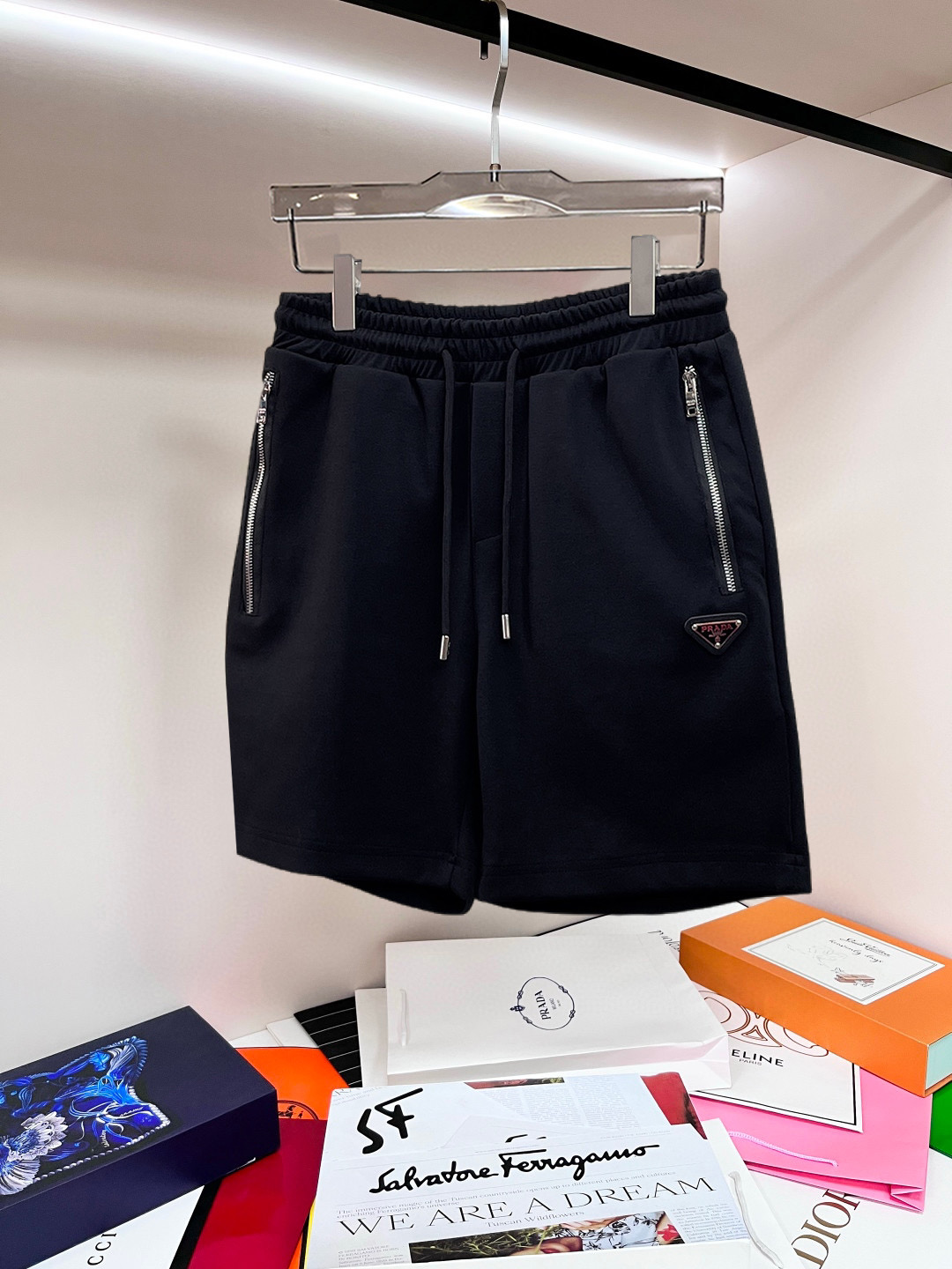 NO:841456,Prada 2026ss summer new original counter casual shorts, luxury classic brand original LOGO accessories, counter best-selling model. Very comfortable to wear, low-key yet luxurious, very classy to wear. Needless to say the trousers style and tailoring. The upper body is exquisite and high-end, first-class and top-quality materials. Really palace-level casual pants. The cotton of Turkey is of outstanding quality. After heavy washing, the pants are very soft!  Don't be picky. The upper body is absolutely stylish and extremely luxurious. Please quote your height and weight when ordering sizes M-3XL.,,prada,shorts,19860909普拉达 2026ss夏季新款原单专柜休闲短裤,奢华经典品牌原版LOGO配饰 专柜热销款 身穿着非常舒适 低调不失奢华 穿出去非常有档次 裤型款式和裁剪亦无需多言 上身精致跃然高档一等一顶级质料 真正殿堂级的休闲裤 选用土耳其的棉花品质卓然,经过重水洗使得裤子很柔软！不挑人 上身绝对的有型 极度奢华. 尺码M-3XL下单报身高体重.,,prada,shorts,,Men's clothing