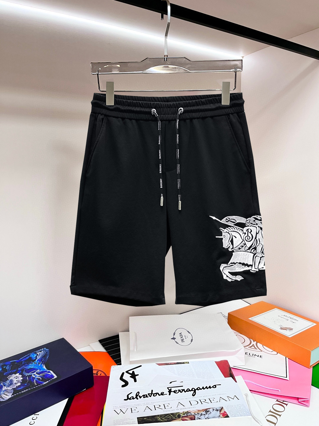 NO:841464,Burberry 2026ss summer new original counter casual shorts, luxury classic brand original LOGO accessories, counter best-selling model. Very comfortable to wear, low-key yet luxurious, very classy to wear. Needless to say the trousers style and tailoring. The upper body is exquisite and high-end, first-class and top-quality materials. Really palace-level casual pants. The cotton of Turkey is of outstanding quality. After heavy washing, the pants are very soft!  Don't be picky. The upper body is absolutely stylish and extremely luxurious. Please quote your height and weight when ordering sizes M-3XL.,,burberry,shorts,19860909巴宝莉 2026ss夏季新款原单专柜休闲短裤,奢华经典品牌原版LOGO配饰 专柜热销款 身穿着非常舒适 低调不失奢华 穿出去非常有档次 裤型款式和裁剪亦无需多言 上身精致跃然高档一等一顶级质料 真正殿堂级的休闲裤 选用土耳其的棉花品质卓然,经过重水洗使得裤子很柔软！不挑人 上身绝对的有型 极度奢华. 尺码M-3XL下单报身高体重.,,burberry,shorts,,Men's clothing