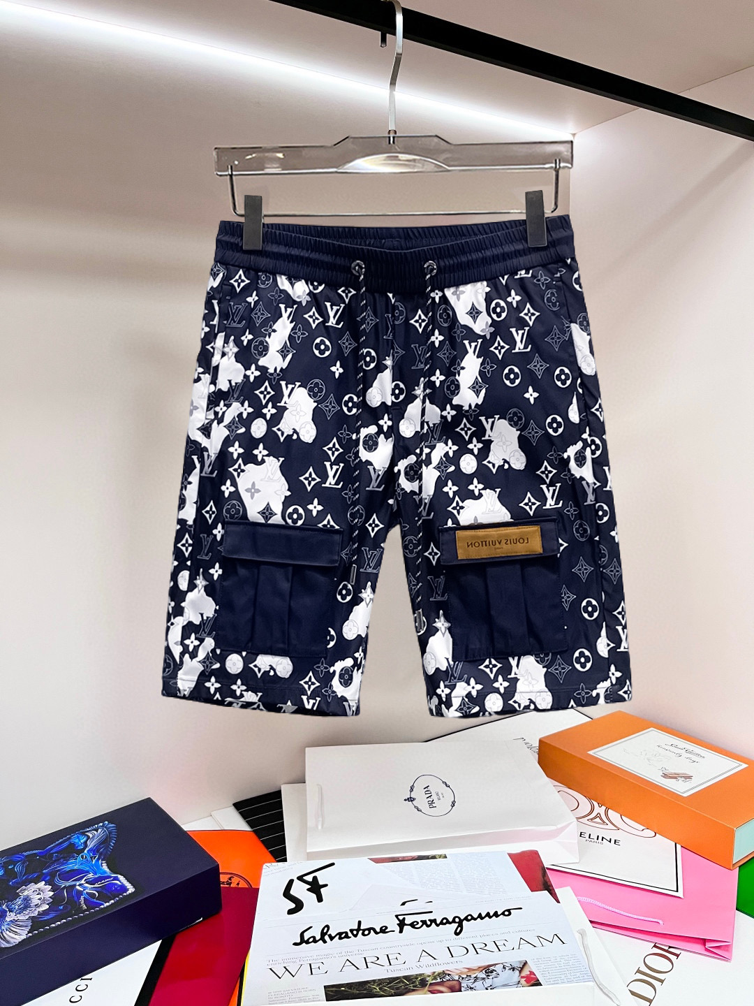NO:841460,LV 2026ss summer new original counter casual shorts, luxury classic brand original LOGO accessories, counter best-selling model, very comfortable to wear, low-key yet luxurious, very classy to wear. Needless to say the trousers style and tailoring, the upper body is exquisite and high-end, first-class and top-quality materials. Really palace-level casual pants. The cotton of Turkey is selected for its outstanding quality. After heavy washing, the pants are very soft!  Don't be picky. The upper body is absolutely stylish and extremely luxurious. Please quote your height and weight when ordering sizes M-3XL.,,louis vuitton,shorts,19860909LV 2026ss夏季新款原单专柜休闲短裤,奢华经典品牌原版LOGO配饰 专柜热销款 身穿着非常舒适 低调不失奢华 穿出去非常有档次 裤型款式和裁剪亦无需多言 上身精致跃然高档一等一顶级质料 真正殿堂级的休闲裤 选用土耳其的棉花品质卓然,经过重水洗使得裤子很柔软！不挑人 上身绝对的有型 极度奢华. 尺码M-3XL下单报身高体重.,,louis vuitton,shorts,,Men's clothing