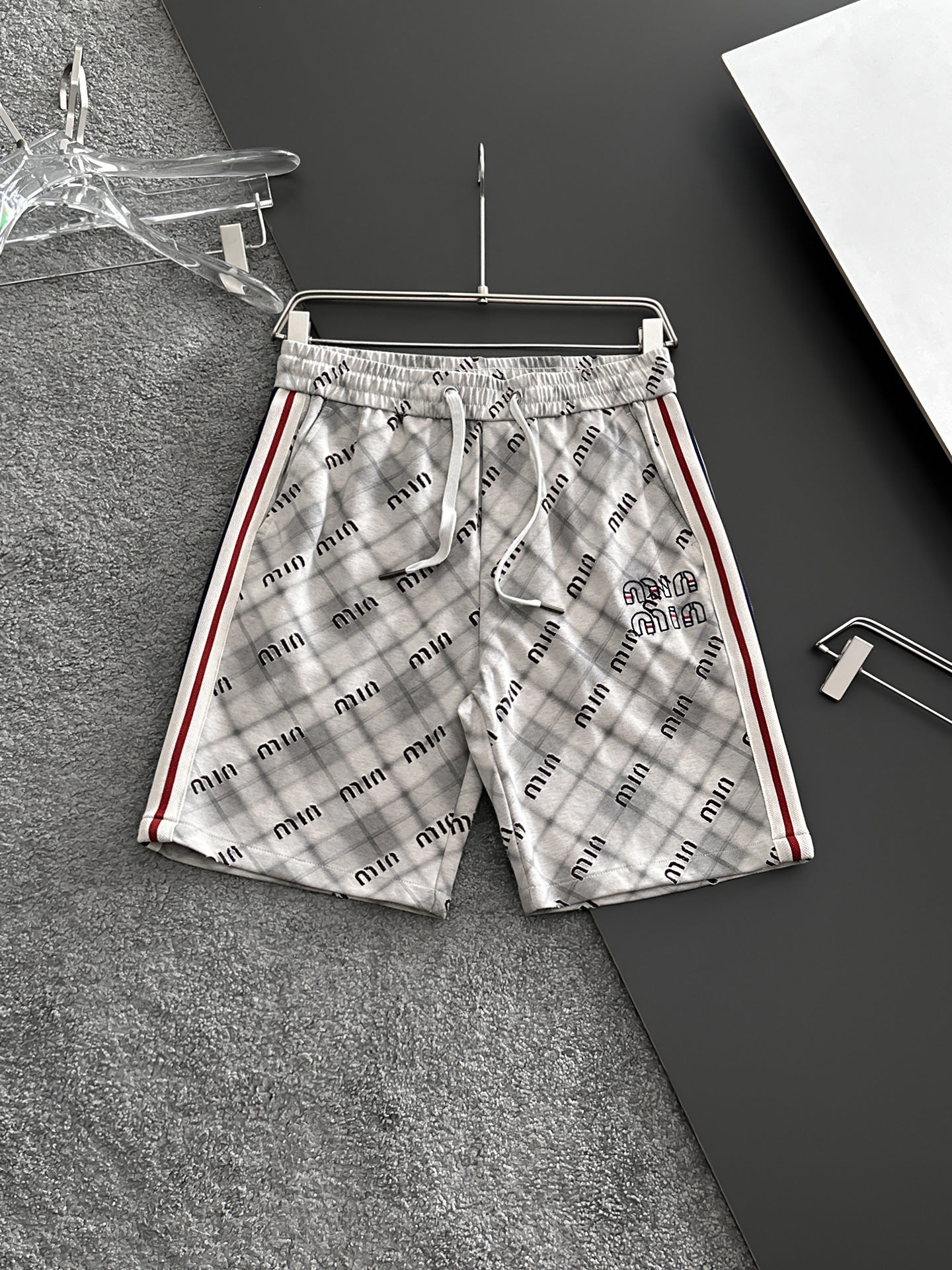 NO:841525,miumiu 2026 summer new original counter casual shorts, luxury classic brand original LOGO accessories, counter best-selling style, very comfortable to wear, low-key yet luxurious, very classy to wear. Needless to say, the style and tailoring of the pants. The upper body is exquisite and high-end, first-class and top-quality materials. Really palace-level casual pants. The cotton of Turkey is of outstanding quality. After heavy washing, the pants are very soft!  Don't be picky, the upper body is absolutely stylish and extremely luxurious. Please quote your height and weight when ordering sizes M-3XL.,,miumiu,shorts,19860909miumiu 2026夏季新款原单专柜休闲短裤,奢华经典品牌原版LOGO配饰 专柜热销款 身穿着非常舒适 低调不失奢华 穿出去非常有档次 裤型款式和裁剪亦无需多言 上身精致跃然高档一等一顶级质料 真正殿堂级的休闲裤 选用土耳其的棉花品质卓然,经过重水洗使得裤子很柔软！不挑人 上身绝对的有型 极度奢华. 尺码M-3XL下单报身高体重.,,miumiu,shorts,,Men's clothing
