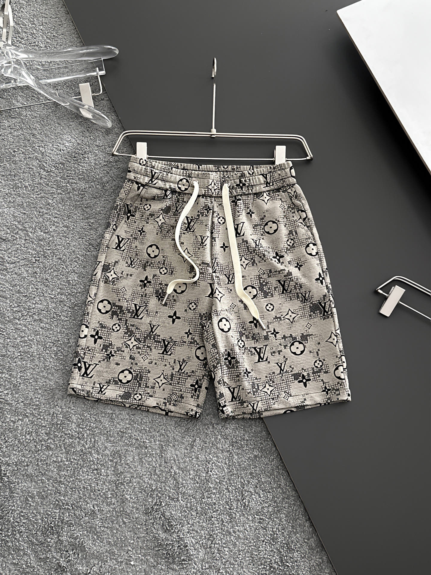 NO:841531,LV 2026 summer new original counter casual shorts, luxury classic brand original LOGO accessories, counter best-selling style, very comfortable to wear, low-key yet luxurious, very classy to wear. Needless to say the trousers style and tailoring, the upper body is exquisite and high-end, first-class and top-quality materials. Really palace-level casual pants. The cotton of Turkey is selected for its outstanding quality. After heavy washing, the pants are very soft!  Don't be picky. The upper body is absolutely stylish and extremely luxurious. Please quote your height and weight when ordering sizes M-3XL.,,louis vuitton,shorts,19860909LV 2026夏季新款原单专柜休闲短裤,奢华经典品牌原版LOGO配饰 专柜热销款 身穿着非常舒适 低调不失奢华 穿出去非常有档次 裤型款式和裁剪亦无需多言 上身精致跃然高档一等一顶级质料 真正殿堂级的休闲裤 选用土耳其的棉花品质卓然,经过重水洗使得裤子很柔软！不挑人 上身绝对的有型 极度奢华. 尺码M-3XL下单报身高体重.,,louis vuitton,shorts,,Men's clothing