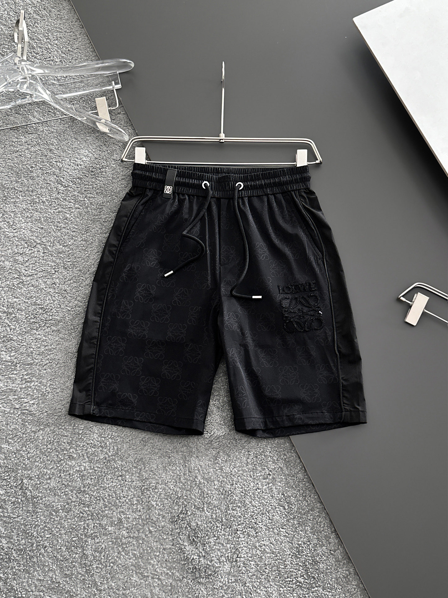 NO:841519,Loewe's 2026 summer new original counter casual shorts, luxury classic brand original LOGO accessories, counter best-selling model. Very comfortable to wear, low-key yet luxurious, very classy to wear. Needless to say the trousers style and tailoring. The upper body is exquisite and high-end, first-class and top-quality materials. Really palace-level casual pants. The cotton of Turkey is selected for its outstanding quality. After heavy washing, the pants are very soft!  Don't be picky, the upper body is absolutely stylish and extremely luxurious. Please quote your height and weight when ordering sizes M-3XL.,,loewe,shorts,19860909罗意威 2026夏季新款原单专柜休闲短裤,奢华经典品牌原版LOGO配饰 专柜热销款 身穿着非常舒适 低调不失奢华 穿出去非常有档次 裤型款式和裁剪亦无需多言 上身精致跃然高档一等一顶级质料 真正殿堂级的休闲裤 选用土耳其的棉花品质卓然,经过重水洗使得裤子很柔软！不挑人 上身绝对的有型 极度奢华. 尺码M-3XL下单报身高体重.,,loewe,shorts,,Men's clothing