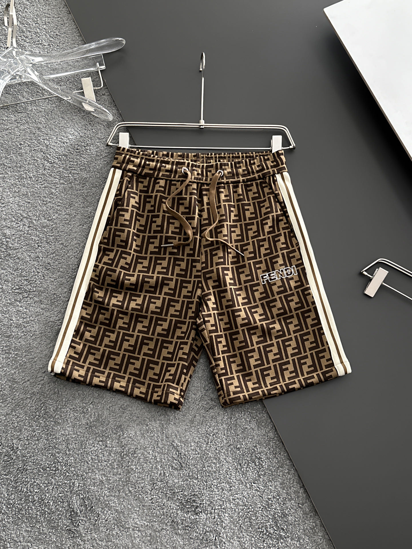 NO:841540,Fendi 2026 summer new original counter casual shorts, luxury classic brand original LOGO accessories, counter best-selling style, very comfortable to wear, low-key yet luxurious, very classy to wear. Needless to say the trousers style and tailoring, the upper body is exquisite and high-end, first-class and top-quality materials. Really palace-level casual pants. The cotton of Turkey is selected for its outstanding quality. After heavy washing, the pants are very soft!  Don't be picky, the upper body is absolutely stylish and extremely luxurious. Please quote your height and weight when ordering sizes M-3XL.,,fendi,shorts,19860909芬迪 2026夏季新款原单专柜休闲短裤,奢华经典品牌原版LOGO配饰 专柜热销款 身穿着非常舒适 低调不失奢华 穿出去非常有档次 裤型款式和裁剪亦无需多言 上身精致跃然高档一等一顶级质料 真正殿堂级的休闲裤 选用土耳其的棉花品质卓然,经过重水洗使得裤子很柔软！不挑人 上身绝对的有型 极度奢华. 尺码M-3XL下单报身高体重.,,fendi,shorts,,Men's clothing