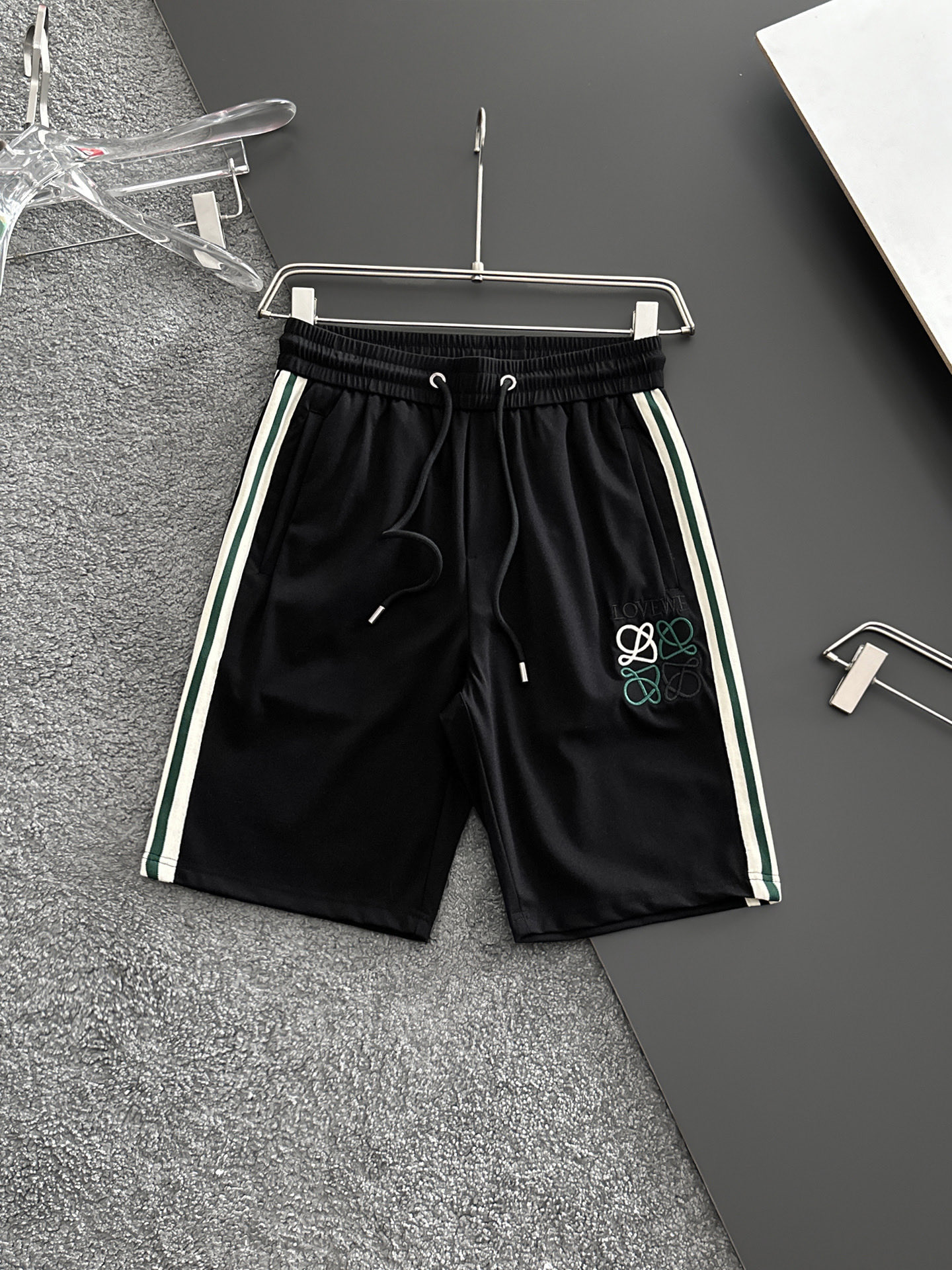 NO:841537,Loewe's 2026 summer new original counter casual shorts, luxury classic brand original LOGO accessories, counter best-selling model. Very comfortable to wear, low-key yet luxurious, very classy to wear. Needless to say the trousers style and tailoring. The upper body is exquisite and high-end, first-class and top-quality materials. Really palace-level casual pants. The cotton of Turkey is selected for its outstanding quality. After heavy washing, the pants are very soft!  Don't be picky, the upper body is absolutely stylish and extremely luxurious. Please quote your height and weight when ordering sizes M-3XL.,,loewe,shorts,19860909罗意威 2026夏季新款原单专柜休闲短裤,奢华经典品牌原版LOGO配饰 专柜热销款 身穿着非常舒适 低调不失奢华 穿出去非常有档次 裤型款式和裁剪亦无需多言 上身精致跃然高档一等一顶级质料 真正殿堂级的休闲裤 选用土耳其的棉花品质卓然,经过重水洗使得裤子很柔软！不挑人 上身绝对的有型 极度奢华. 尺码M-3XL下单报身高体重.,,loewe,shorts,,Men's clothing