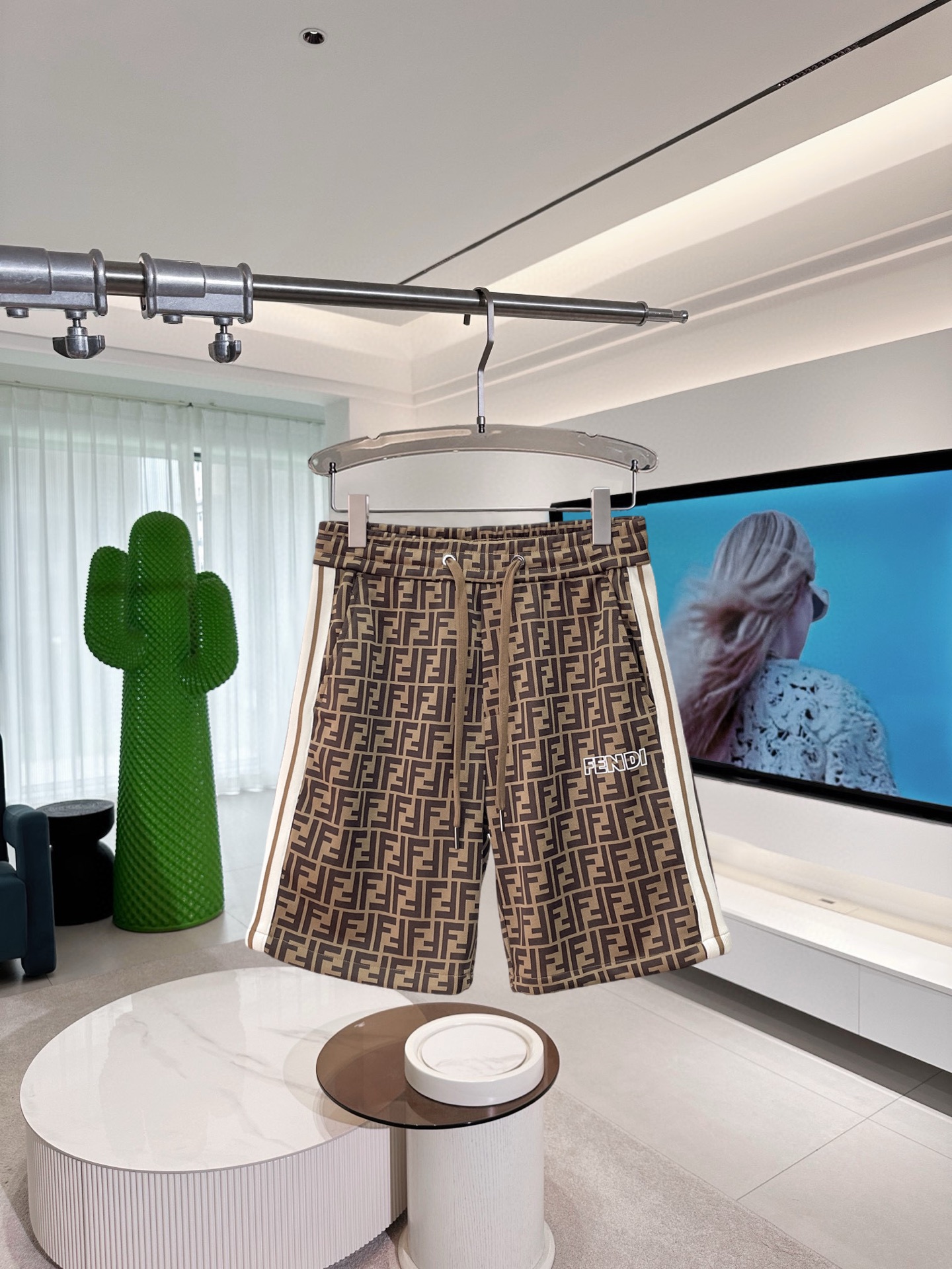 NO:838821,Fendi 2026 summer new original counter casual shorts, luxury classic brand original LOGO accessories, counter best-selling style, very comfortable to wear, low-key yet luxurious, very classy to wear. Needless to say the trousers style and tailoring, the upper body is exquisite and high-end, first-class and top-quality materials. Really palace-level casual pants. The cotton of Turkey is selected for its outstanding quality. After heavy washing, the pants are very soft!  Don't be picky, the upper body is absolutely stylish and extremely luxurious. Please quote your height and weight when ordering sizes M-3XL.,,fendi,shorts,19860909芬迪 2026夏季新款原单专柜休闲短裤,奢华经典品牌原版LOGO配饰 专柜热销款 身穿着非常舒适 低调不失奢华 穿出去非常有档次 裤型款式和裁剪亦无需多言 上身精致跃然高档一等一顶级质料 真正殿堂级的休闲裤 选用土耳其的棉花品质卓然,经过重水洗使得裤子很柔软！不挑人 上身绝对的有型 极度奢华. 尺码M-3XL下单报身高体重.,,fendi,shorts,,Men's clothing