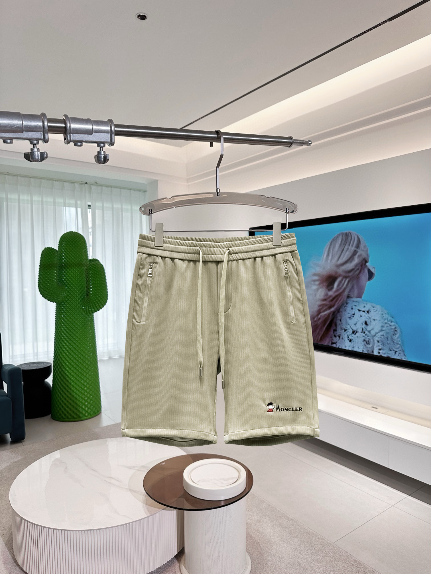 NO:838826,Mengkou 2026 summer new original counter casual shorts, luxury classic brand original LOGO accessories, counter best-selling style, very comfortable to wear, low-key yet luxurious, very classy to wear. Needless to say the trousers style and tailoring, the upper body is exquisite and high-end, first-class and top-quality materials. Really palace-level casual pants. The cotton of Turkey is selected for its outstanding quality. After heavy washing, the pants are very soft!  Don't be picky. The upper body is absolutely stylish and extremely luxurious. Please state your height and weight when ordering sizes M-3XL.,,Moncler,shorts,19860909蒙口 2026夏季新款原单专柜休闲短裤,奢华经典品牌原版LOGO配饰 专柜热销款 身穿着非常舒适 低调不失奢华 穿出去非常有档次 裤型款式和裁剪亦无需多言 上身精致跃然高档一等一顶级质料 真正殿堂级的休闲裤 选用土耳其的棉花品质卓然,经过重水洗使得裤子很柔软！不挑人 上身绝对的有型 极度奢华. 尺码M-3XL下单报身高体重.,,Moncler,shorts,,Men's clothing