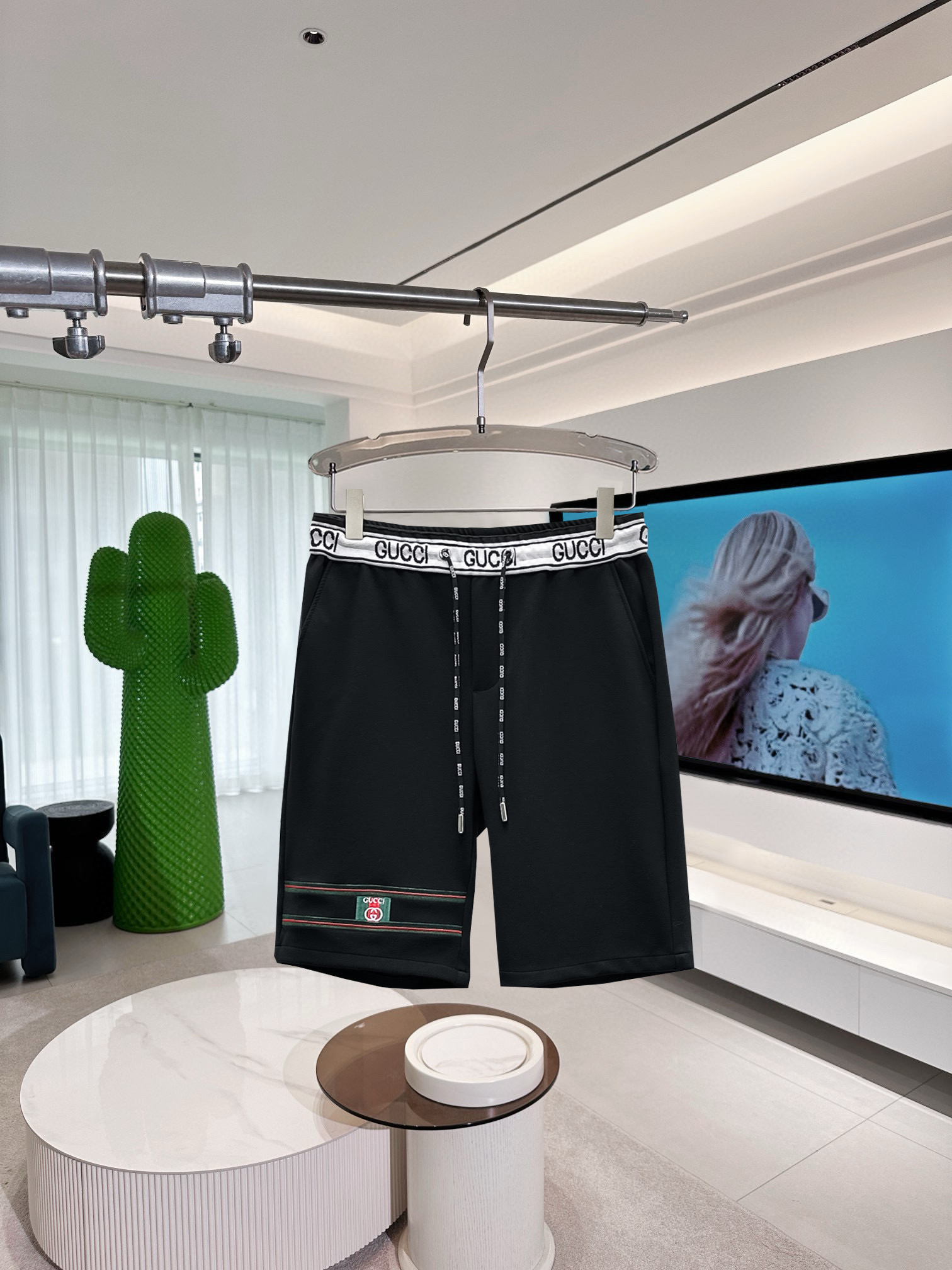 NO:838831,Gucci 2026 summer new original counter casual shorts, luxury classic brand original LOGO accessories, counter best-selling style. Very comfortable to wear, low-key yet luxurious, very classy to wear. Needless to say the trousers style and tailoring. The upper body is exquisite and high-end, first-class and top-quality materials. Really palace-level casual pants. The cotton of Turkey is selected for its outstanding quality. After heavy washing, the pants are very soft!  Don't be picky. The upper body is absolutely stylish and extremely luxurious. Please state your height and weight when placing an order for sizes M-3XL.,,shorts,19860909古奇 2026夏季新款原单专柜休闲短裤,奢华经典品牌原版LOGO配饰 专柜热销款 身穿着非常舒适 低调不失奢华 穿出去非常有档次 裤型款式和裁剪亦无需多言 上身精致跃然高档一等一顶级质料 真正殿堂级的休闲裤 选用土耳其的棉花品质卓然,经过重水洗使得裤子很柔软！不挑人 上身绝对的有型 极度奢华. 尺码M-3XL下单报身高体重.,,shorts,,Men's clothing