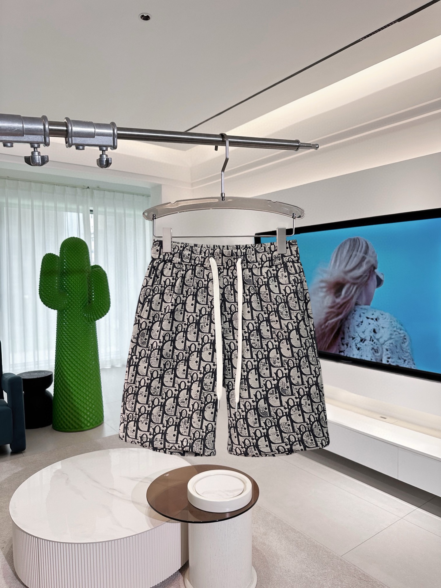 NO:838800,Dior's new 2026 summer original counter casual shorts, luxury classic brand original LOGO accessories, counter best-selling style, very comfortable to wear, low-key yet luxurious, very classy to wear. Needless to say the trousers style and tailoring, the upper body is exquisite and high-end, first-class and top-quality materials. Really palace-level casual pants. The cotton of Turkey is selected for its outstanding quality. After heavy washing, the pants are very soft!  Don't be picky. The upper body is absolutely stylish and extremely luxurious. Please state your height and weight when placing an order for sizes M-3XL.,,dior,shorts,19860909迪奥 2026夏季新款原单专柜休闲短裤,奢华经典品牌原版LOGO配饰 专柜热销款 身穿着非常舒适 低调不失奢华 穿出去非常有档次 裤型款式和裁剪亦无需多言 上身精致跃然高档一等一顶级质料 真正殿堂级的休闲裤 选用土耳其的棉花品质卓然,经过重水洗使得裤子很柔软！不挑人 上身绝对的有型 极度奢华. 尺码M-3XL下单报身高体重.,,dior,shorts,,Men's clothing