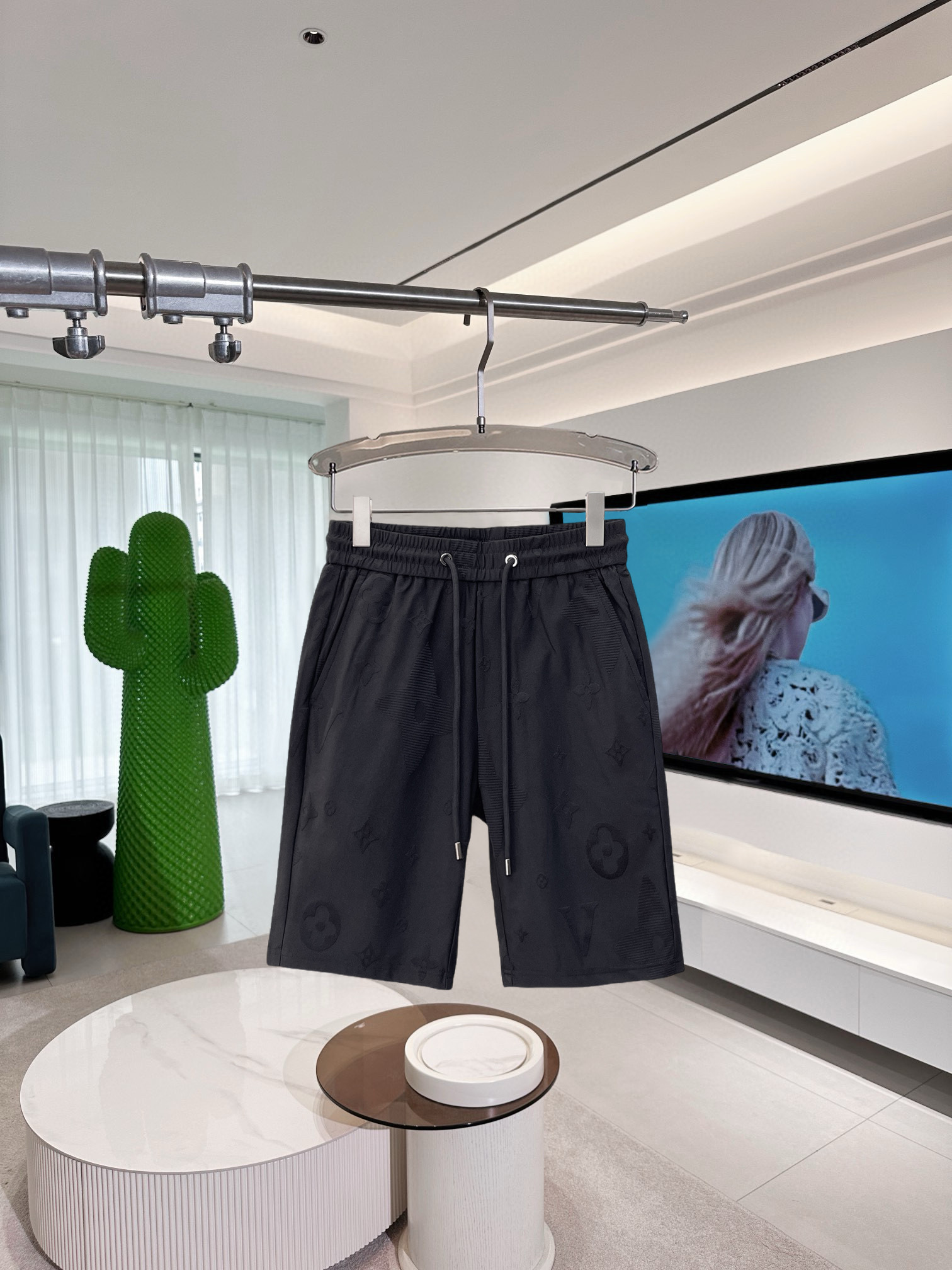 NO:838811,LV 2026 summer new original counter casual shorts, luxury classic brand original LOGO accessories, counter best-selling style, very comfortable to wear, low-key yet luxurious, very classy to wear. Needless to say the trousers style and tailoring, the upper body is exquisite and high-end, first-class and top-quality materials. Really palace-level casual pants. The cotton of Turkey is selected for its outstanding quality. After heavy washing, the pants are very soft!  Don't be picky. The upper body is absolutely stylish and extremely luxurious. Please quote your height and weight when ordering sizes M-3XL.,,louis vuitton,shorts,19860909LV 2026夏季新款原单专柜休闲短裤,奢华经典品牌原版LOGO配饰 专柜热销款 身穿着非常舒适 低调不失奢华 穿出去非常有档次 裤型款式和裁剪亦无需多言 上身精致跃然高档一等一顶级质料 真正殿堂级的休闲裤 选用土耳其的棉花品质卓然,经过重水洗使得裤子很柔软！不挑人 上身绝对的有型 极度奢华. 尺码M-3XL下单报身高体重.,,louis vuitton,shorts,,Men's clothing