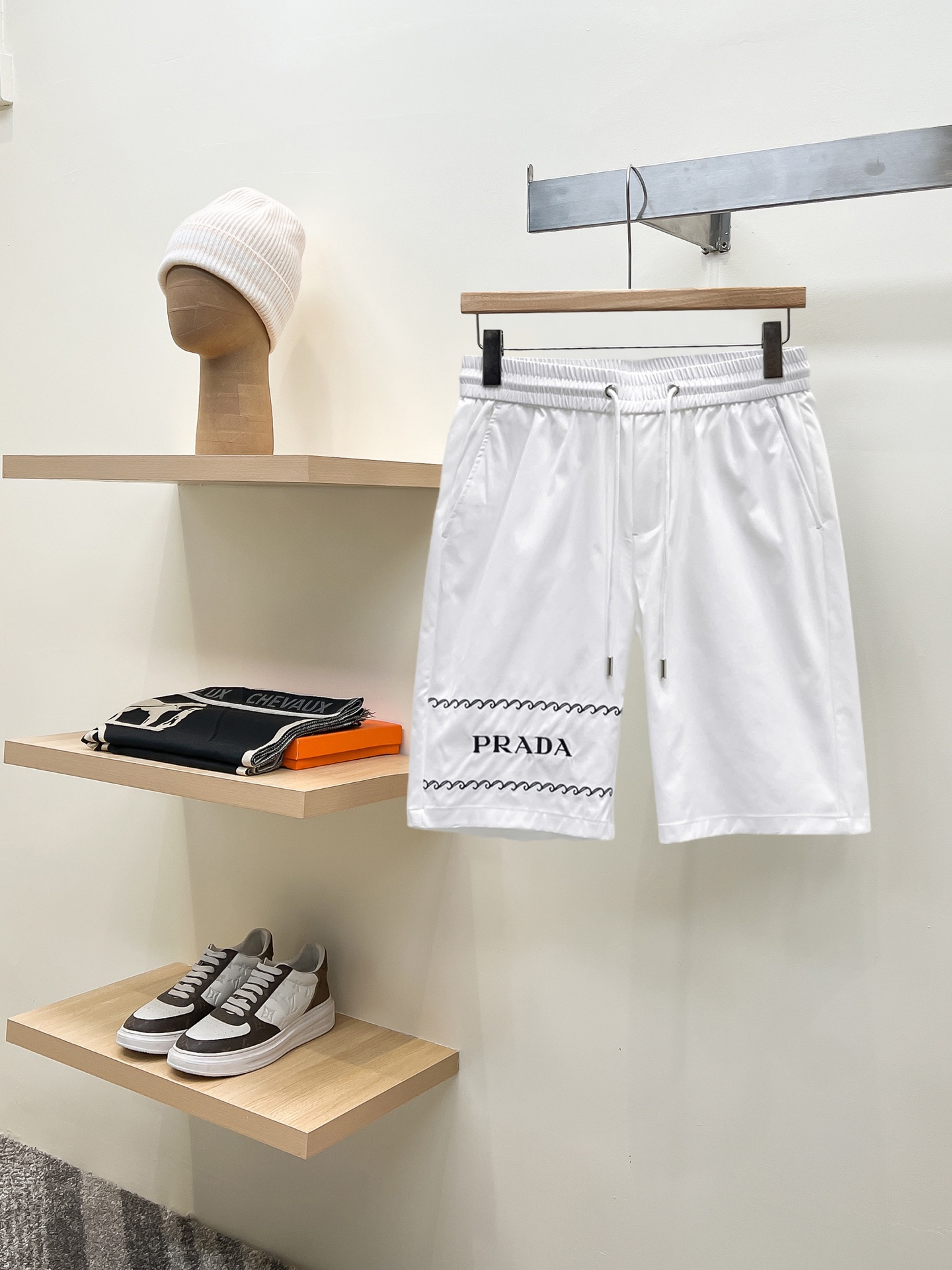 NO:936411,Prada 2026 new summer original counter casual shorts, luxury classic brand original LOGO accessories, counter best-selling model. Very comfortable to wear, low-key yet luxurious, very classy to wear. Needless to say the trousers style and cut. The upper body is exquisite and high-end, first-class and top-quality materials. Really palace-level casual pants. The cotton of Turkey is selected for its outstanding quality. After heavy washing, the pants are very soft!  Don't be picky. The upper body is absolutely stylish and extremely luxurious. Please quote your height and weight when ordering sizes M-3XL.,,prada,shorts,19860909普拉达 2026夏季新款原单专柜休闲短裤,奢华经典品牌原版LOGO配饰 专柜热销款 身穿着非常舒适 低调不失奢华 穿出去非常有档次 裤型款式和裁剪亦无需多言 上身精致跃然高档一等一顶级质料 真正殿堂级的休闲裤 选用土耳其的棉花品质卓然,经过重水洗使得裤子很柔软！不挑人 上身绝对的有型 极度奢华. 尺码M-3XL下单报身高体重.,,prada,shorts,,Men's clothing