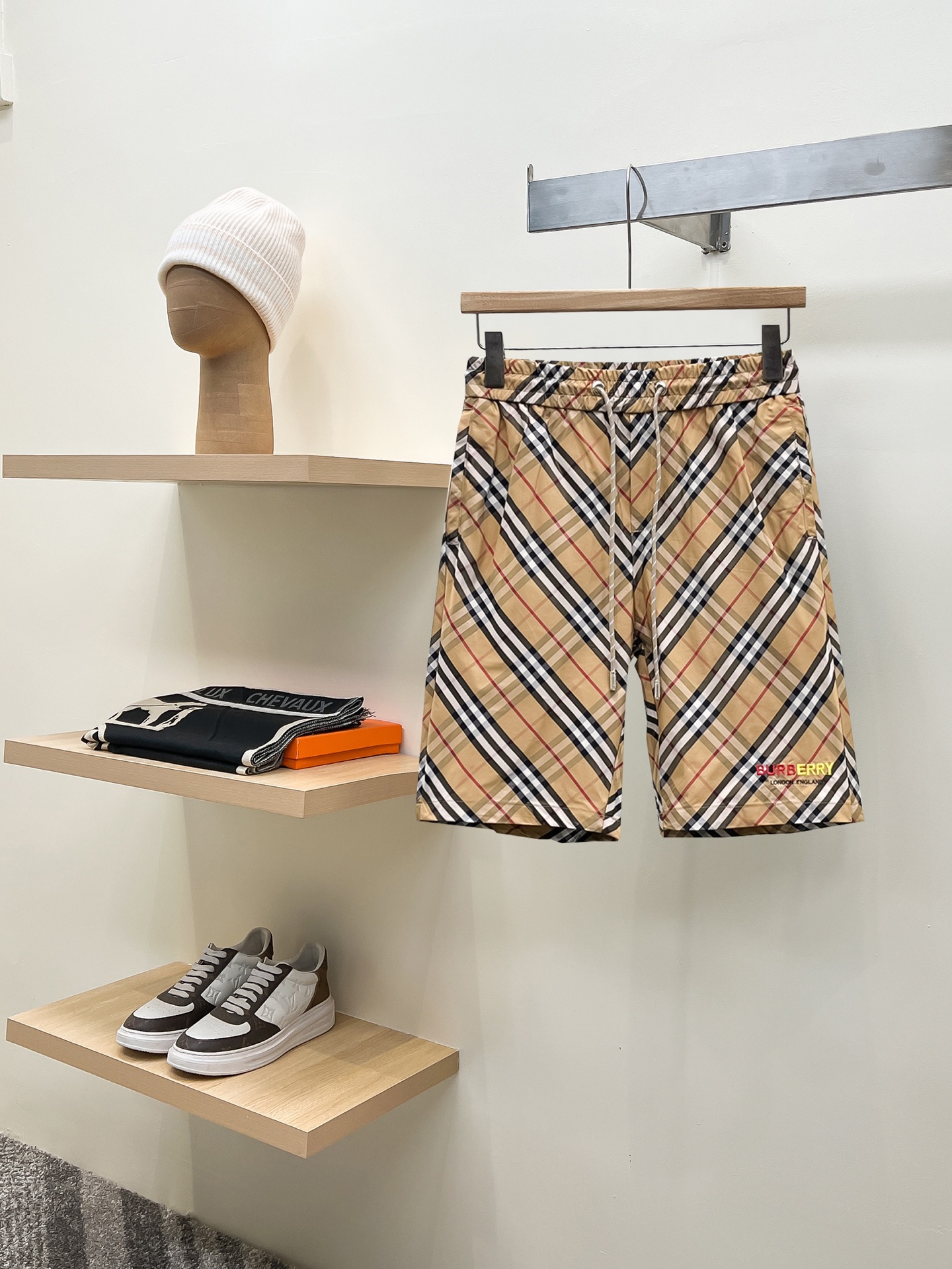 NO:936420,Burberry 2026 summer new original counter casual shorts, luxury classic brand original LOGO accessories, counter best-selling model. Very comfortable to wear, low-key yet luxurious, very classy to wear. Needless to say the trousers style and tailoring. The upper body is exquisite and high-end, first-class and top-quality materials. Really palace-level casual pants. The cotton of Turkey is selected for its outstanding quality. After heavy washing, the pants are very soft!  Don't be picky. The upper body is absolutely stylish and extremely luxurious. Please quote your height and weight when ordering sizes M-3XL.,,burberry,shorts,19860909巴宝莉 2026夏季新款原单专柜休闲短裤,奢华经典品牌原版LOGO配饰 专柜热销款 身穿着非常舒适 低调不失奢华 穿出去非常有档次 裤型款式和裁剪亦无需多言 上身精致跃然高档一等一顶级质料 真正殿堂级的休闲裤 选用土耳其的棉花品质卓然,经过重水洗使得裤子很柔软！不挑人 上身绝对的有型 极度奢华. 尺码M-3XL下单报身高体重.,,burberry,shorts,,Men's clothing