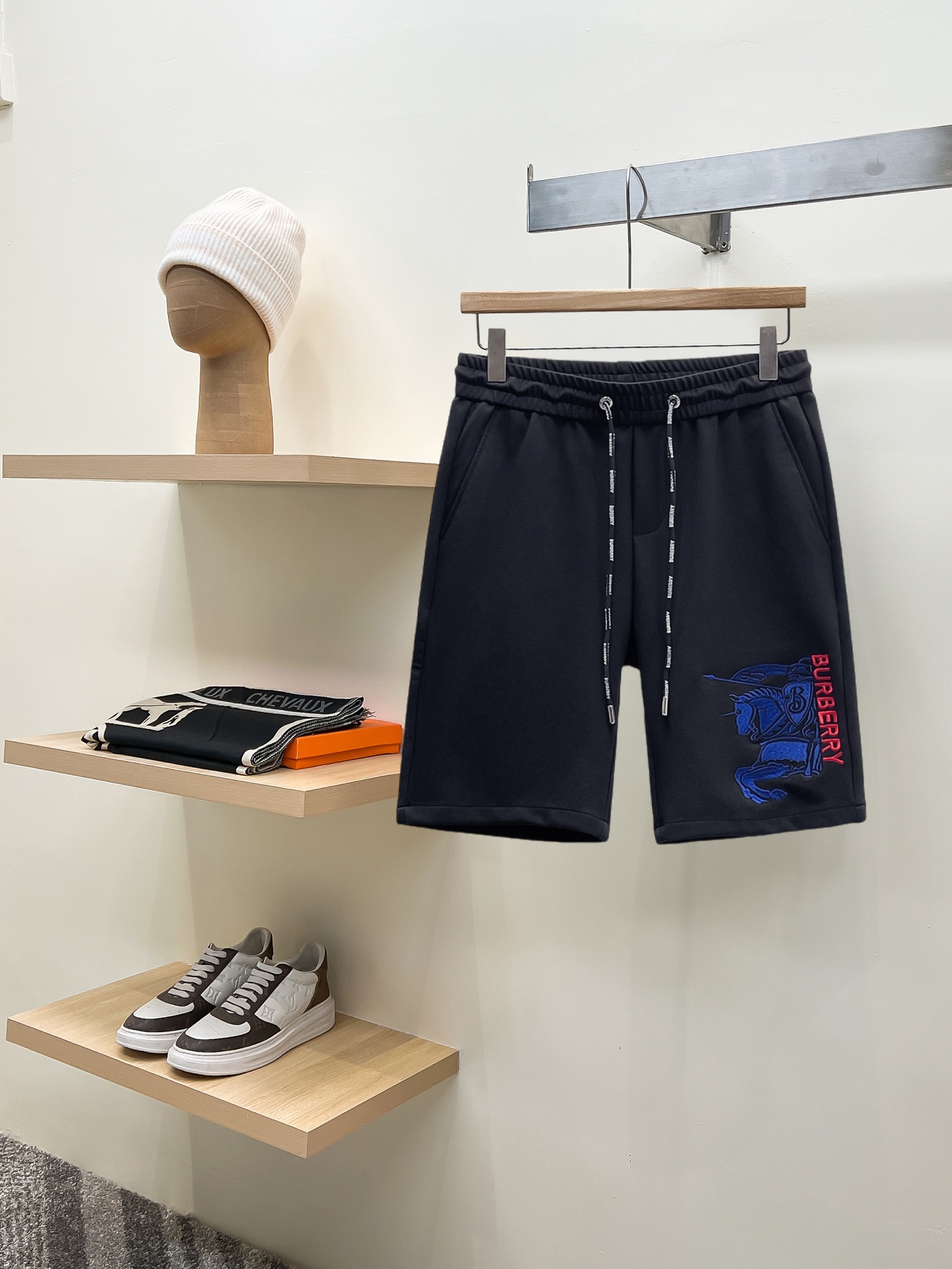 NO:936417,Burberry 2026 summer new original counter casual shorts, luxury classic brand original LOGO accessories, counter best-selling model. Very comfortable to wear, low-key yet luxurious, very classy to wear. Needless to say the trousers style and tailoring. The upper body is exquisite and high-end, first-class and top-quality materials. Really palace-level casual pants. The cotton of Turkey is selected for its outstanding quality. After heavy washing, the pants are very soft!  Don't be picky. The upper body is absolutely stylish and extremely luxurious. Please quote your height and weight when ordering sizes M-2XL.,,burberry,shorts,19860909巴宝莉 2026夏季新款原单专柜休闲短裤,奢华经典品牌原版LOGO配饰 专柜热销款 身穿着非常舒适 低调不失奢华 穿出去非常有档次 裤型款式和裁剪亦无需多言 上身精致跃然高档一等一顶级质料 真正殿堂级的休闲裤 选用土耳其的棉花品质卓然,经过重水洗使得裤子很柔软！不挑人 上身绝对的有型 极度奢华. 尺码M-2XL下单报身高体重.,,burberry,shorts,,Men's clothing