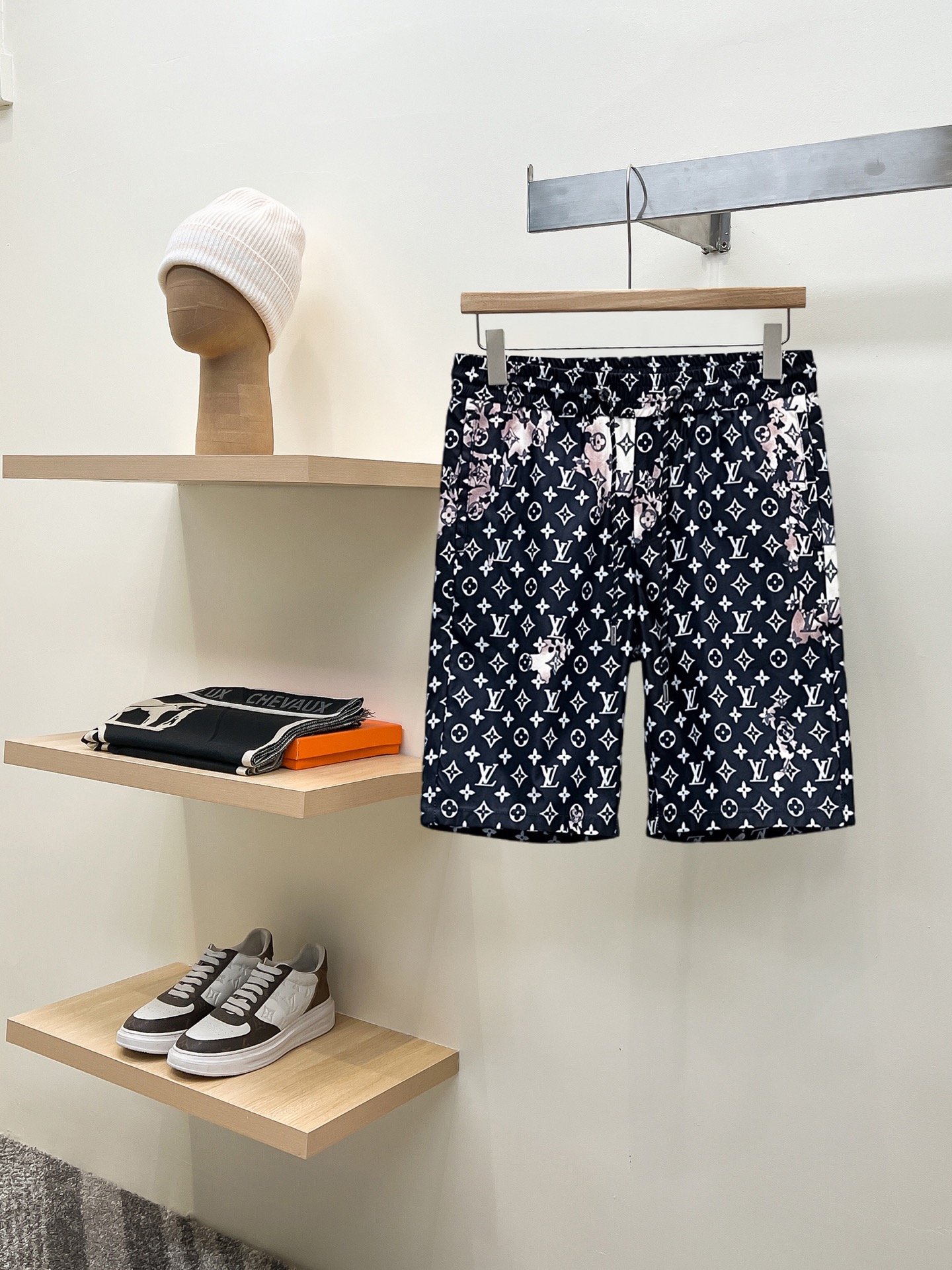 NO:936408,LV 2026 summer new original counter casual shorts, luxury classic brand original LOGO accessories, counter best-selling style, very comfortable to wear, low-key yet luxurious, very classy to wear. Needless to say the trousers style and tailoring, the upper body is exquisite and high-end, first-class and top-quality materials. Really palace-level casual pants. The cotton of Turkey is selected for its outstanding quality. After heavy washing, the pants are very soft!  Don't be picky. The upper body is absolutely stylish and extremely luxurious. Please quote your height and weight when ordering sizes M-3XL.,,louis vuitton,shorts,19860909LV 2026夏季新款原单专柜休闲短裤,奢华经典品牌原版LOGO配饰 专柜热销款 身穿着非常舒适 低调不失奢华 穿出去非常有档次 裤型款式和裁剪亦无需多言 上身精致跃然高档一等一顶级质料 真正殿堂级的休闲裤 选用土耳其的棉花品质卓然,经过重水洗使得裤子很柔软！不挑人 上身绝对的有型 极度奢华. 尺码M-3XL下单报身高体重.,,louis vuitton,shorts,,Men's clothing