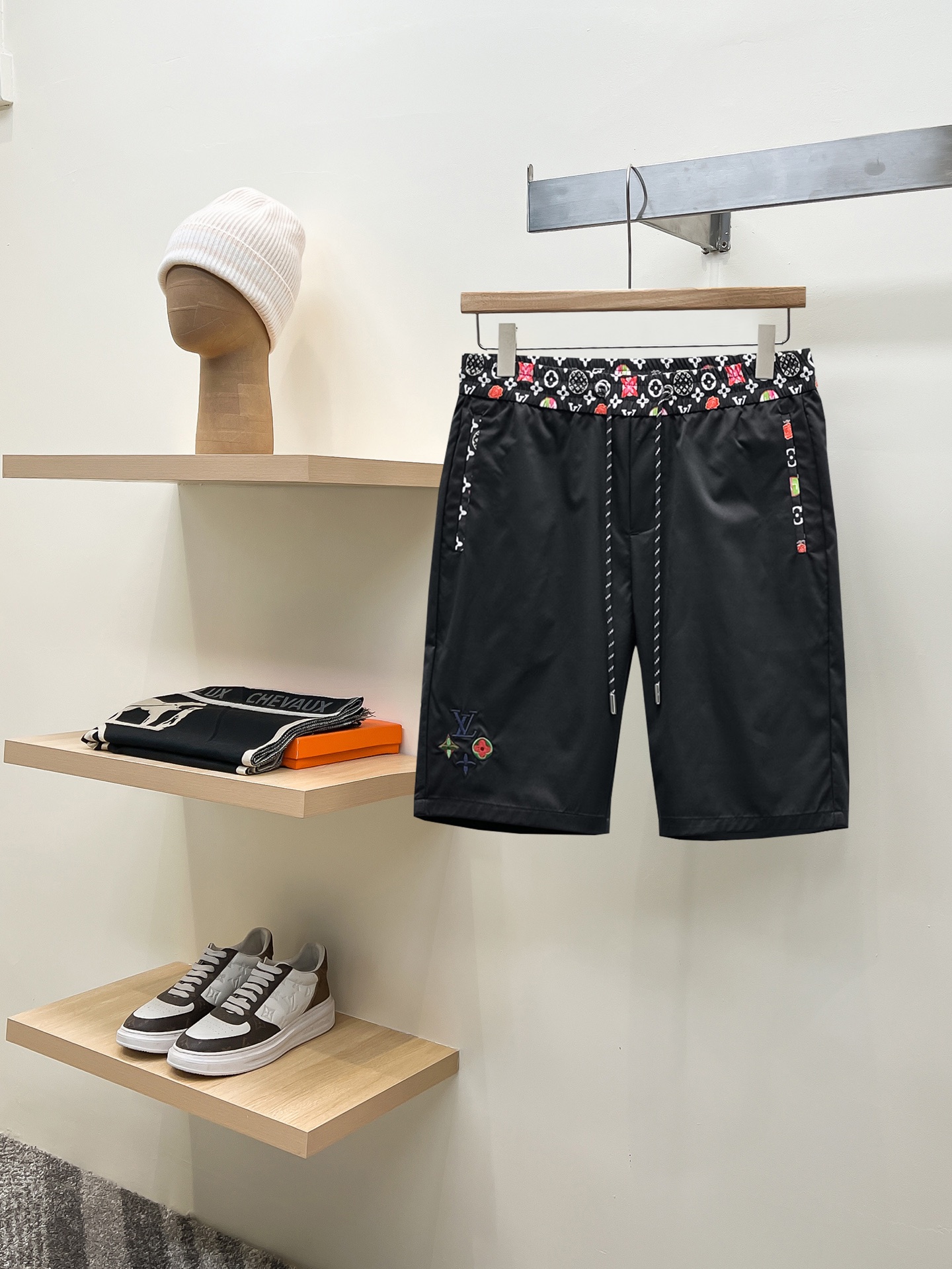 NO:936410,LV 2026 summer new original counter casual shorts, luxury classic brand original LOGO accessories, counter best-selling style, very comfortable to wear, low-key yet luxurious, very classy to wear. Needless to say the trousers style and tailoring, the upper body is exquisite and high-end, first-class and top-quality materials. Really palace-level casual pants. The cotton of Turkey is selected for its outstanding quality. After heavy washing, the pants are very soft!  Don't be picky. The upper body is absolutely stylish and extremely luxurious. Please quote your height and weight when ordering sizes M-3XL.,,louis vuitton,shorts,19860909LV 2026夏季新款原单专柜休闲短裤,奢华经典品牌原版LOGO配饰 专柜热销款 身穿着非常舒适 低调不失奢华 穿出去非常有档次 裤型款式和裁剪亦无需多言 上身精致跃然高档一等一顶级质料 真正殿堂级的休闲裤 选用土耳其的棉花品质卓然,经过重水洗使得裤子很柔软！不挑人 上身绝对的有型 极度奢华. 尺码M-3XL下单报身高体重.,,louis vuitton,shorts,,Men's clothing