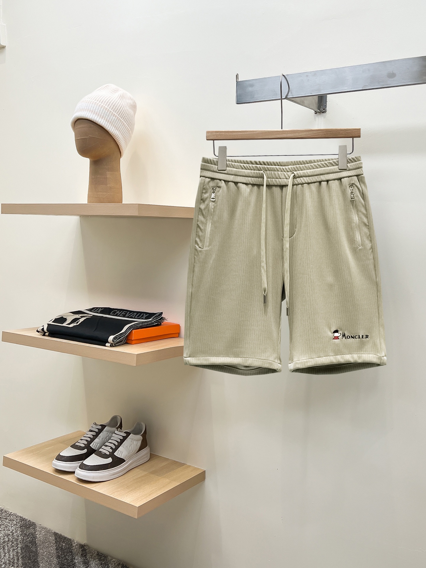 NO:936425,Mengkou 2026 summer new original counter casual shorts, luxury classic brand original LOGO accessories, counter best-selling style, very comfortable to wear, low-key yet luxurious, very classy to wear. Needless to say the trousers style and tailoring, the upper body is exquisite and high-end, first-class and top-quality materials. Really palace-level casual pants. The cotton of Turkey is selected for its outstanding quality. After heavy washing, the pants are very soft!  Don't be picky. The upper body is absolutely stylish and extremely luxurious. Please state your height and weight when ordering sizes M-3XL.,,Moncler,shorts,19860909蒙口 2026夏季新款原单专柜休闲短裤,奢华经典品牌原版LOGO配饰 专柜热销款 身穿着非常舒适 低调不失奢华 穿出去非常有档次 裤型款式和裁剪亦无需多言 上身精致跃然高档一等一顶级质料 真正殿堂级的休闲裤 选用土耳其的棉花品质卓然,经过重水洗使得裤子很柔软！不挑人 上身绝对的有型 极度奢华. 尺码M-3XL下单报身高体重.,,Moncler,shorts,,Men's clothing
