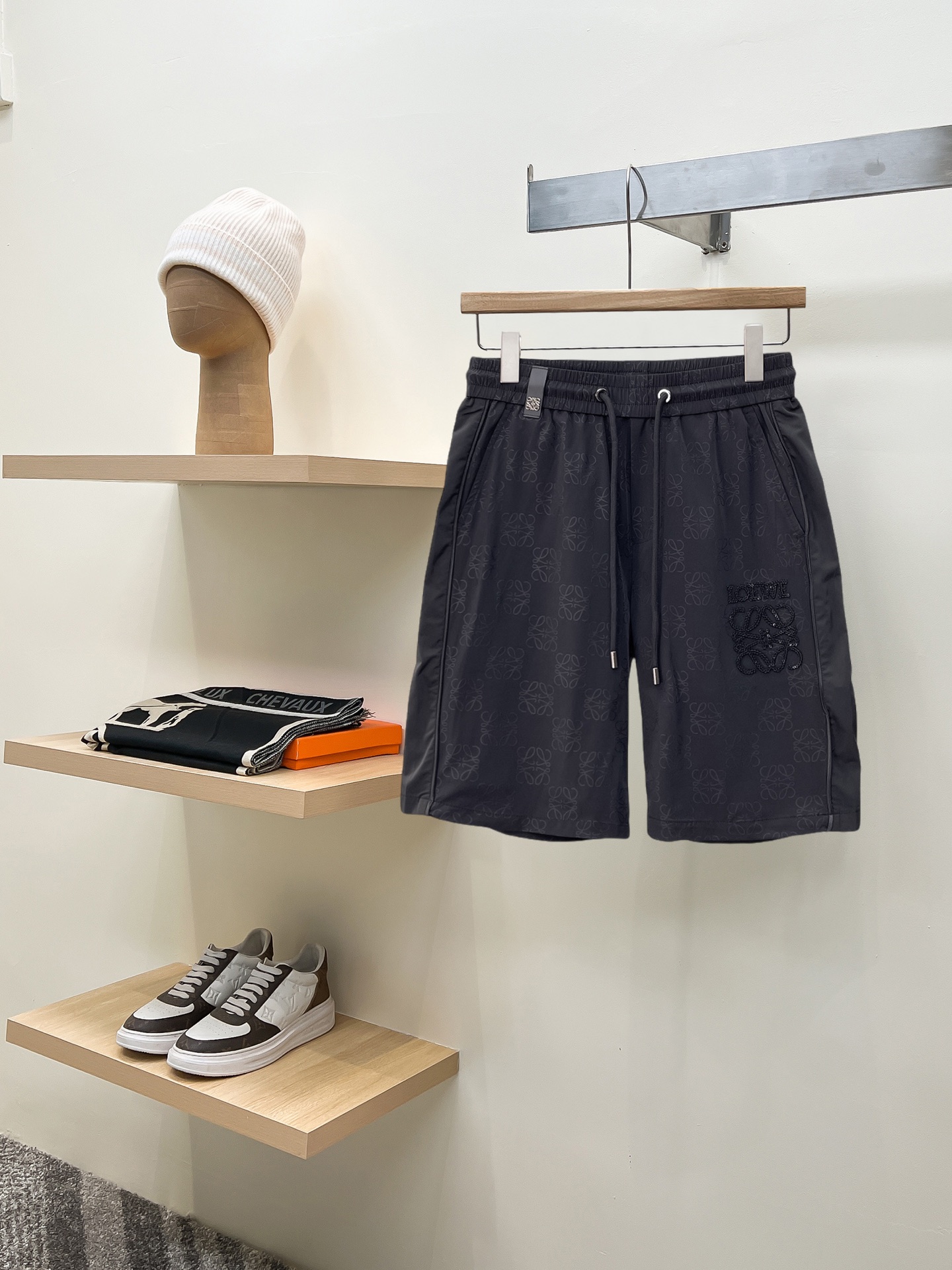 NO:936405,Loewe's 2026 summer new original counter casual shorts, luxury classic brand original LOGO accessories, counter best-selling model. Very comfortable to wear, low-key yet luxurious, very classy to wear. Needless to say the trousers style and tailoring. The upper body is exquisite and high-end, first-class and top-quality materials. Really palace-level casual pants. The cotton of Turkey is selected for its outstanding quality. After heavy washing, the pants are very soft!  Don't be picky, the upper body is absolutely stylish and extremely luxurious. Please quote your height and weight when ordering sizes M-3XL.,,loewe,shorts,19860909罗意威 2026夏季新款原单专柜休闲短裤,奢华经典品牌原版LOGO配饰 专柜热销款 身穿着非常舒适 低调不失奢华 穿出去非常有档次 裤型款式和裁剪亦无需多言 上身精致跃然高档一等一顶级质料 真正殿堂级的休闲裤 选用土耳其的棉花品质卓然,经过重水洗使得裤子很柔软！不挑人 上身绝对的有型 极度奢华. 尺码M-3XL下单报身高体重.,,loewe,shorts,,Men's clothing