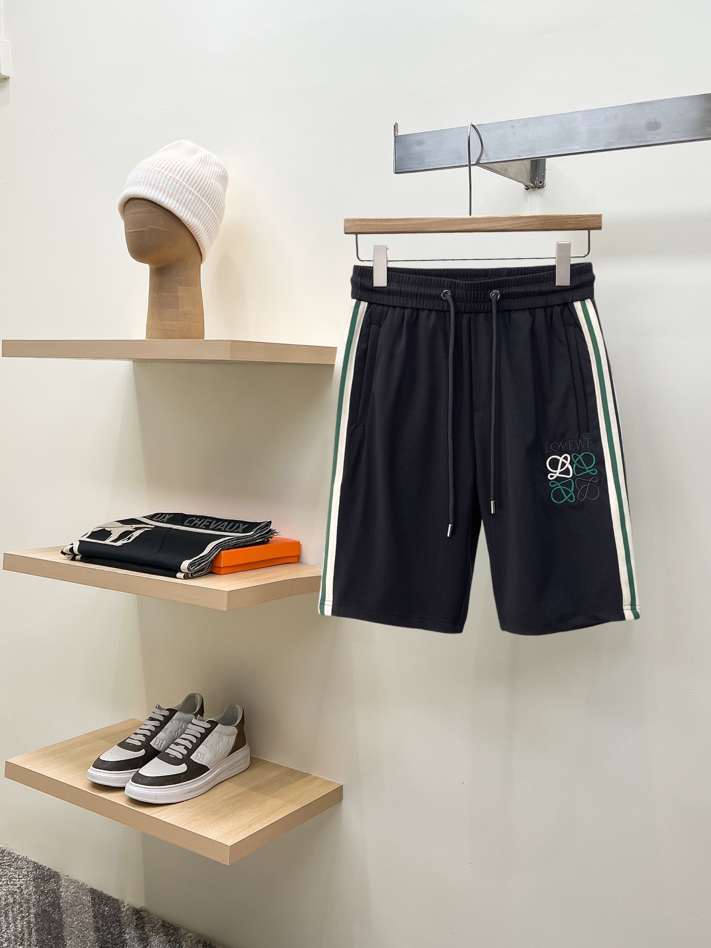 NO:936422,Loewe's 2026 summer new original counter casual shorts, luxury classic brand original LOGO accessories, counter best-selling model. Very comfortable to wear, low-key yet luxurious, very classy to wear. Needless to say the trousers style and tailoring. The upper body is exquisite and high-end, first-class and top-quality materials. Really palace-level casual pants. The cotton of Turkey is selected for its outstanding quality. After heavy washing, the pants are very soft!  Don't be picky, the upper body is absolutely stylish and extremely luxurious. Please quote your height and weight when ordering sizes M-3XL.,,loewe,shorts,19860909罗意威 2026夏季新款原单专柜休闲短裤,奢华经典品牌原版LOGO配饰 专柜热销款 身穿着非常舒适 低调不失奢华 穿出去非常有档次 裤型款式和裁剪亦无需多言 上身精致跃然高档一等一顶级质料 真正殿堂级的休闲裤 选用土耳其的棉花品质卓然,经过重水洗使得裤子很柔软！不挑人 上身绝对的有型 极度奢华. 尺码M-3XL下单报身高体重.,,loewe,shorts,,Men's clothing