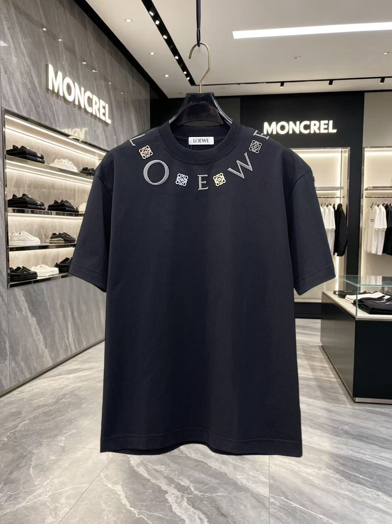 NO:846750,Luo Yiwei's high-end top product 2026 spring and summer new debut counter latest short-sleeved round neck T-shirt high-end custom design avant-garde fashion!  The brand logo is designed with heavy craftsmanship. High-end customized 260g fabric. Soft to the touch. Comfortable to wear. Exquisite stitching at the counter level. Fine workmanship. The upper body effect is incomparably handsome!  A must-have item for men and women alike!  Size S～XXL When placing an order, please state your height and weight. The maximum wearing capacity is 210 pounds (one size larger), loewe, T-shirt, tees, t-shirt,19860909罗意威 高版本顶级货品2026春夏新款首发专柜最新款短袖圆领T恤 高端订制 设计前卫时尚！品牌logo重工艺设计 高端定制260克面料.手感柔软.穿着舒适.专柜级别精致车线.做工精细.上身效果无敌帅气！男女同款情侣必备单品！码数S～XXL下单报身高体重 最大穿210斤(偏大一码),,loewe,T-shirt,tees，t-shirt,,Men's clothing