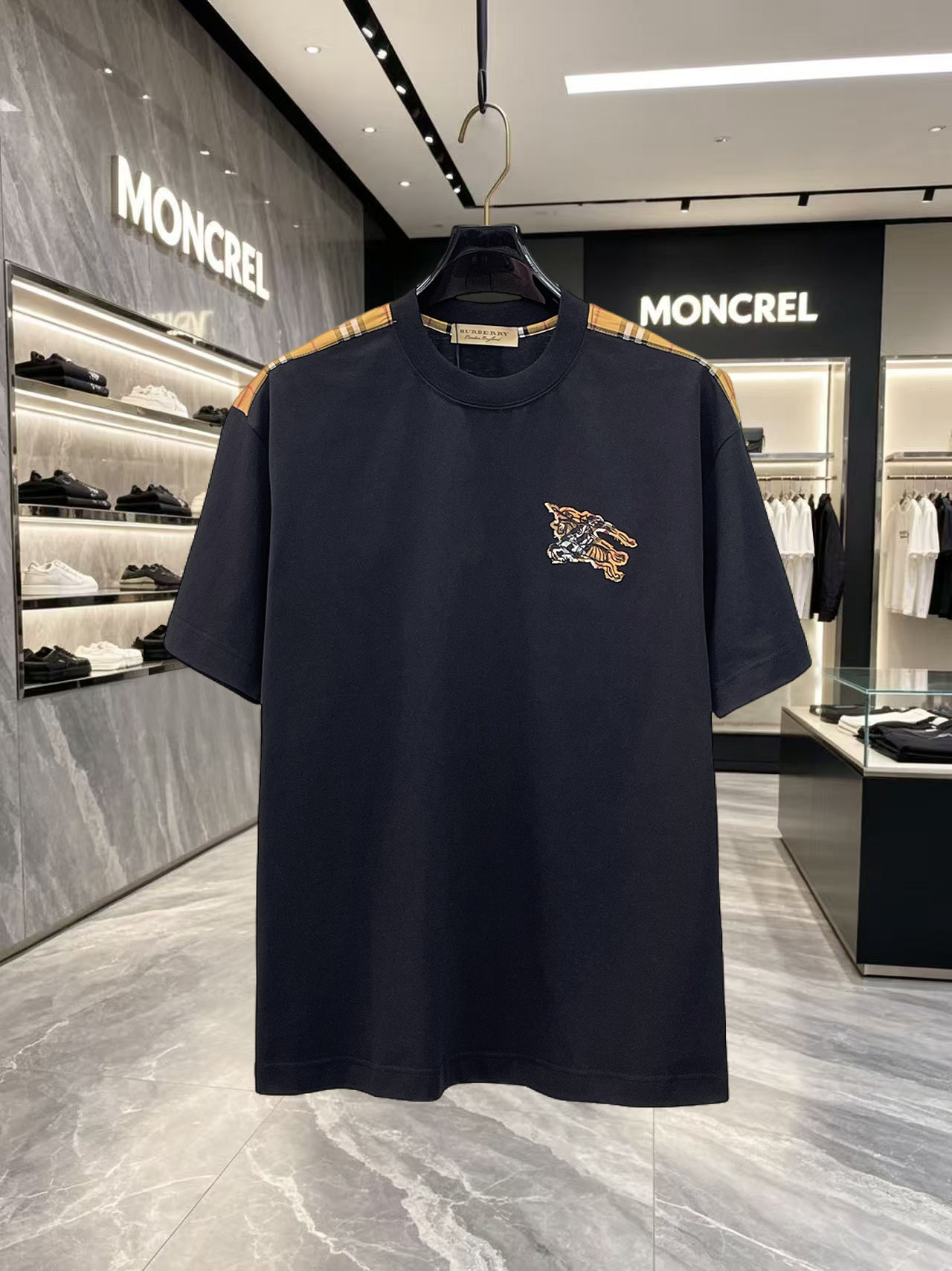 NO:846747,Burberry's high-end top-quality goods 2026 spring and summer new debut counter latest short-sleeved round-neck T-shirt high-end custom design avant-garde fashion!  The brand logo is designed with heavy craftsmanship. High-end customized 260g fabric. Soft to the touch. Comfortable to wear. Exquisite stitching at the counter level. Fine workmanship. The upper body effect is incomparably handsome!  A must-have item for men and women alike!  Please state your height and weight when placing an order in size S～XXL. Maximum wearing capacity is 210 catties (one size larger), burberry, T-shirt, tees, t-shirt,19860909巴宝莉 高版本顶级货品2026春夏新款首发专柜最新款短袖圆领T恤 高端订制 设计前卫时尚！品牌logo重工艺设计 高端定制260克面料.手感柔软.穿着舒适.专柜级别精致车线.做工精细.上身效果无敌帅气！男女同款情侣必备单品！码数S～XXL下单报身高体重 最大穿210斤(偏大一码),,burberry,T-shirt,tees，t-shirt,,Men's clothing
