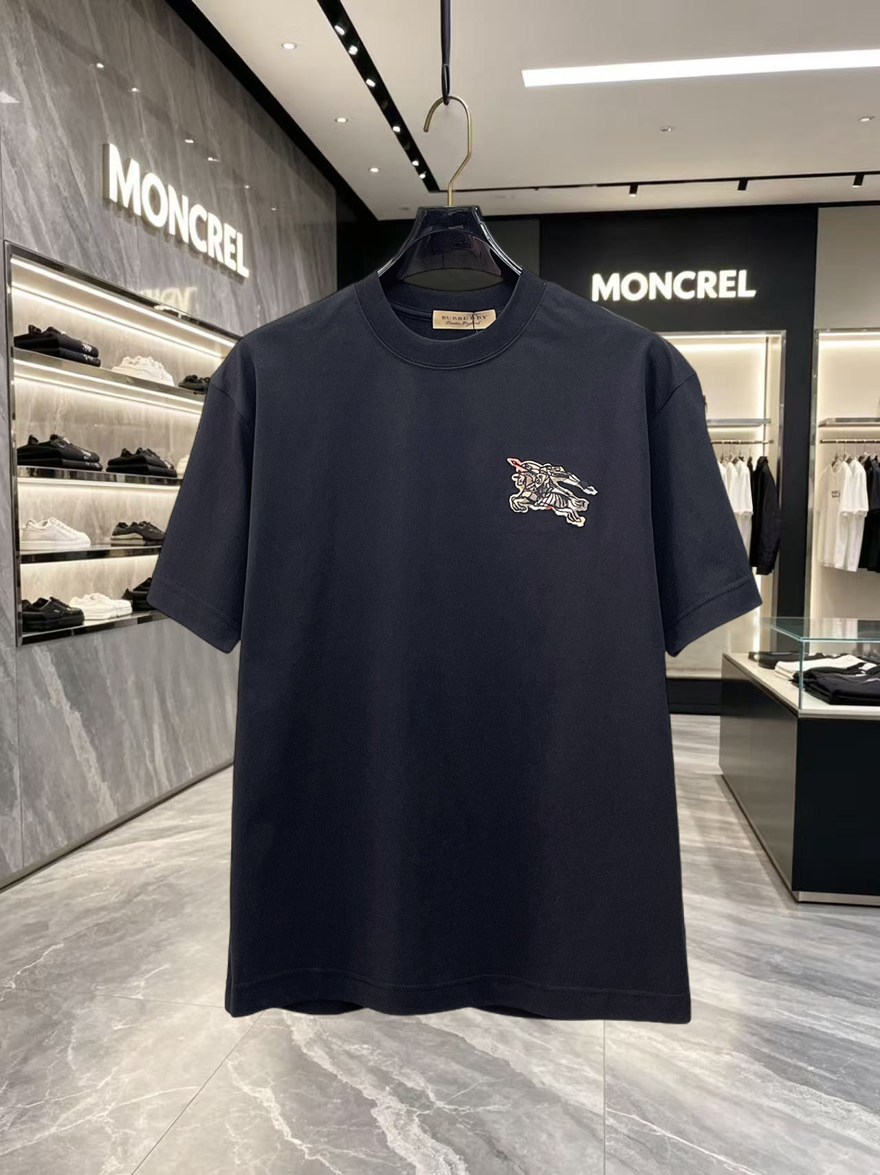 NO:846762,Burberry's high-end top-quality goods 2026 spring and summer new debut counter latest short-sleeved round-neck T-shirt high-end custom design avant-garde fashion!  The brand logo is designed with heavy craftsmanship. High-end customized 260g fabric. Soft to the touch. Comfortable to wear. Exquisite stitching at the counter level. Fine workmanship. The upper body effect is incomparably handsome!  A must-have item for men and women alike!  Please state your height and weight when placing an order in size S～XXL. Maximum wearing capacity is 210 catties (one size larger), burberry, T-shirt, tees, t-shirt,19860909巴宝莉 高版本顶级货品2026春夏新款首发专柜最新款短袖圆领T恤 高端订制 设计前卫时尚！品牌logo重工艺设计 高端定制260克面料.手感柔软.穿着舒适.专柜级别精致车线.做工精细.上身效果无敌帅气！男女同款情侣必备单品！码数S～XXL下单报身高体重 最大穿210斤(偏大一码),,burberry,T-shirt,tees，t-shirt,,Men's clothing