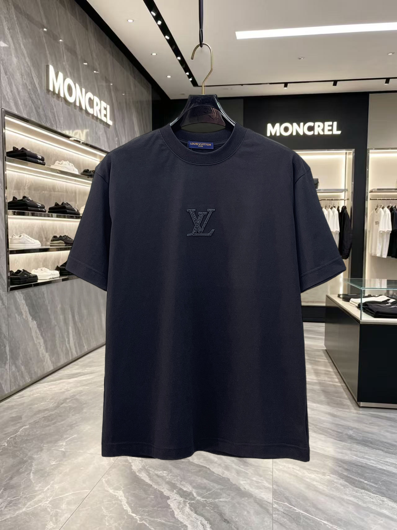 NO:846760,LV's high-end version of the top product 2026 spring and summer new debut counter latest short-sleeved round neck T-shirt, high-end customization, avant-garde and fashionable design!  The brand logo is designed with heavy craftsmanship. High-end customized 260g fabric. Soft to the touch. Comfortable to wear. Exquisite stitching at the counter level. Fine workmanship. The upper body effect is incomparably handsome!  A must-have item for men and women alike!  Size S～XXL Please state your height and weight when placing an order. The maximum wearing capacity is 210 pounds (one size larger), Louis Vuitton, T-shirt, tees, t-shirt,19860909LV 高版本顶级货品2026春夏新款首发专柜最新款短袖圆领T恤 高端订制 设计前卫时尚！品牌logo重工艺设计 高端定制260克面料.手感柔软.穿着舒适.专柜级别精致车线.做工精细.上身效果无敌帅气！男女同款情侣必备单品！码数S～XXL下单报身高体重 最大穿210斤(偏大一码),,louis vuitton,T-shirt,tees，t-shirt,,Men's clothing