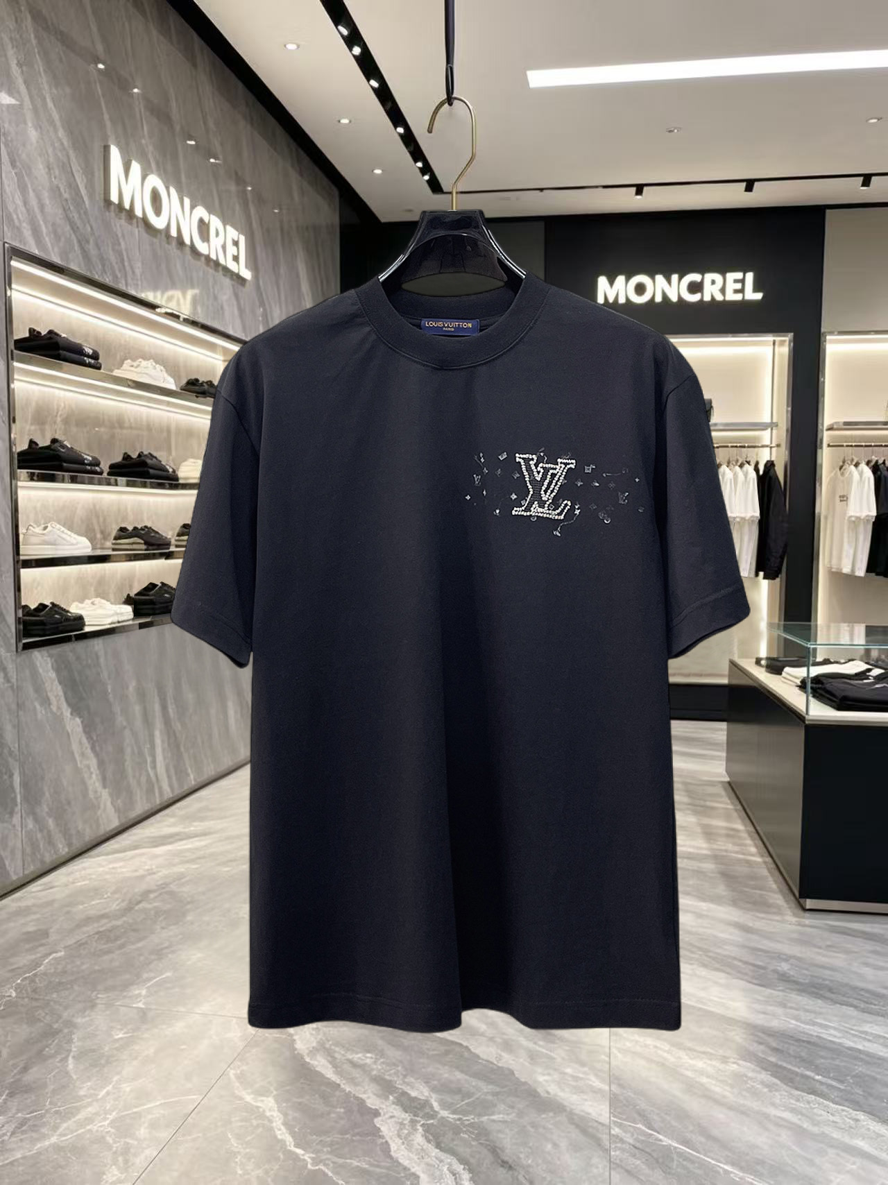 NO:846753,LV's high-end version of the top product 2026 spring and summer new debut counter latest short-sleeved round neck T-shirt, high-end customization, avant-garde and fashionable design!  The brand logo is designed with heavy craftsmanship. High-end customized 260g fabric. Soft to the touch. Comfortable to wear. Exquisite stitching at the counter level. Fine workmanship. The upper body effect is incomparably handsome!  A must-have item for men and women alike!  Size S～XXL Please state your height and weight when placing an order. The maximum wearing capacity is 210 pounds (one size larger), Louis Vuitton, T-shirt, tees, t-shirt,19860909LV 高版本顶级货品2026春夏新款首发专柜最新款短袖圆领T恤 高端订制 设计前卫时尚！品牌logo重工艺设计 高端定制260克面料.手感柔软.穿着舒适.专柜级别精致车线.做工精细.上身效果无敌帅气！男女同款情侣必备单品！码数S～XXL下单报身高体重 最大穿210斤(偏大一码),,louis vuitton,T-shirt,tees，t-shirt,,Men's clothing