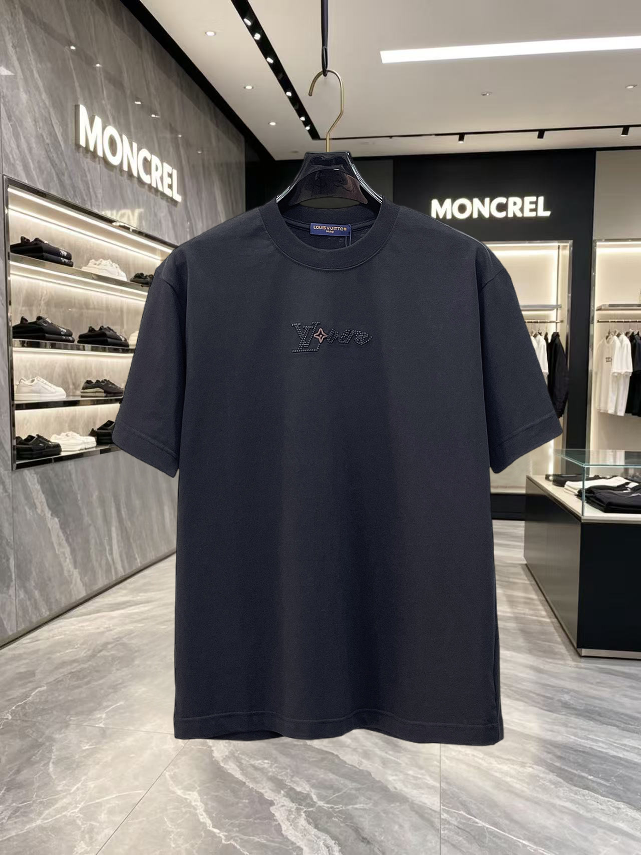 NO:846745,LV's high-end version of the top product 2026 spring and summer new debut counter latest short-sleeved round neck T-shirt, high-end customization, avant-garde and fashionable design!  The brand logo is designed with heavy craftsmanship. High-end customized 260g fabric. Soft to the touch. Comfortable to wear. Exquisite stitching at the counter level. Fine workmanship. The upper body effect is incomparably handsome!  A must-have item for men and women alike!  Size S～XXL Please state your height and weight when placing an order. The maximum wearing capacity is 210 pounds (one size larger), Louis Vuitton, T-shirt, tees, t-shirt,19860909LV 高版本顶级货品2026春夏新款首发专柜最新款短袖圆领T恤 高端订制 设计前卫时尚！品牌logo重工艺设计 高端定制260克面料.手感柔软.穿着舒适.专柜级别精致车线.做工精细.上身效果无敌帅气！男女同款情侣必备单品！码数S～XXL下单报身高体重 最大穿210斤(偏大一码),,louis vuitton,T-shirt,tees，t-shirt,,Men's clothing