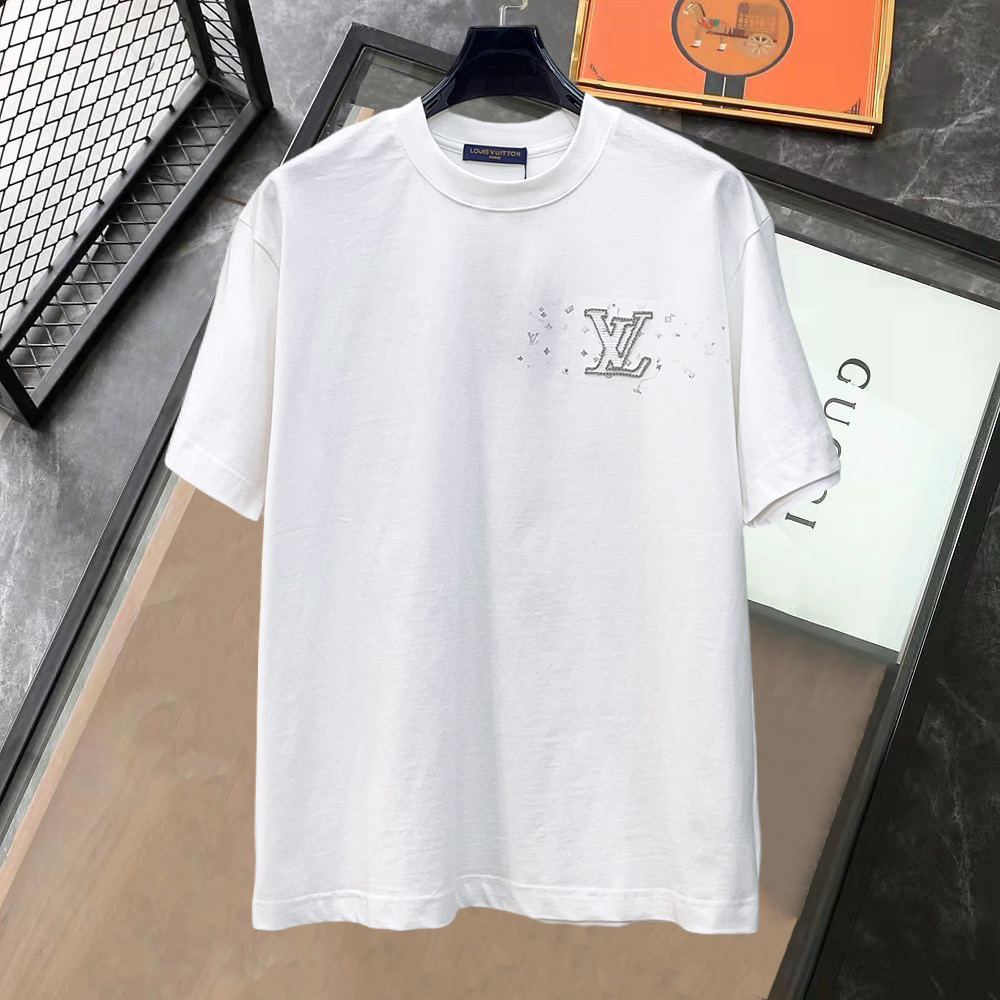 NO:849864,LV's high-end version of the top product 2026 spring and summer new debut counter latest short-sleeved round neck T-shirt, high-end customization, avant-garde and fashionable design!  The brand logo is designed with heavy craftsmanship. High-end customized 260g fabric. Soft to the touch. Comfortable to wear. Exquisite stitching at the counter level. Fine workmanship. The upper body effect is incomparably handsome!  A must-have item for men and women alike!  Size S～XXL Please state your height and weight when placing an order. The maximum wearing capacity is 210 pounds (one size larger), Louis Vuitton, T-shirt, tees, t-shirt,19860909LV 高版本顶级货品2026春夏新款首发专柜最新款短袖圆领T恤 高端订制 设计前卫时尚！品牌logo重工艺设计 高端定制260克面料.手感柔软.穿着舒适.专柜级别精致车线.做工精细.上身效果无敌帅气！男女同款情侣必备单品！码数S～XXL下单报身高体重 最大穿210斤(偏大一码),,louis vuitton,T-shirt,tees，t-shirt,,Men's clothing