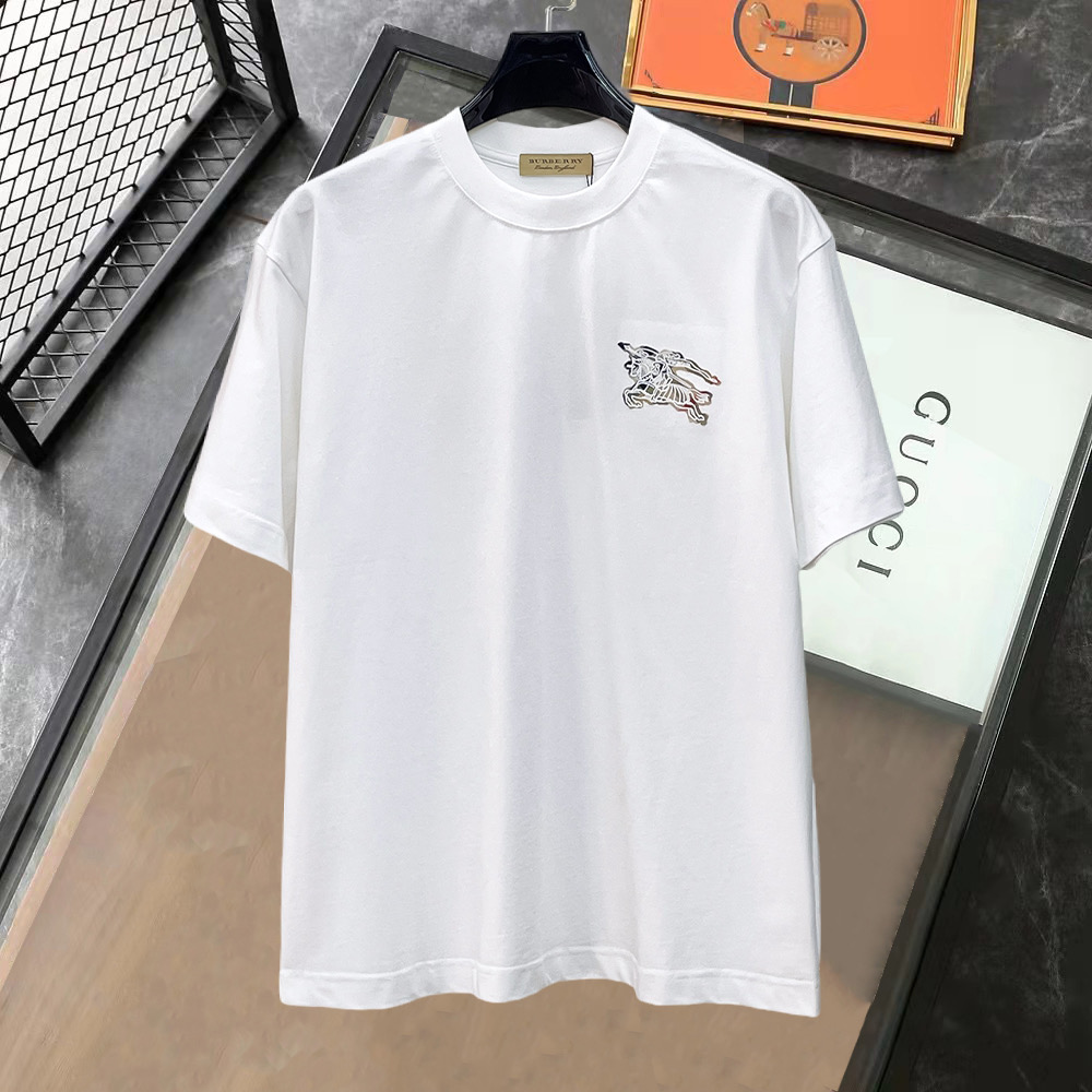NO:849855,Burberry's high-end top-quality goods 2026 spring and summer new debut counter latest short-sleeved round-neck T-shirt high-end custom design avant-garde fashion!  The brand logo is designed with heavy craftsmanship. High-end customized 260g fabric. Soft to the touch. Comfortable to wear. Exquisite stitching at the counter level. Fine workmanship. The upper body effect is incomparably handsome!  A must-have item for men and women alike!  Please state your height and weight when placing an order in size S～XXL. Maximum wearing capacity is 210 catties (one size larger), burberry, T-shirt, tees, t-shirt,19860909巴宝莉 高版本顶级货品2026春夏新款首发专柜最新款短袖圆领T恤 高端订制 设计前卫时尚！品牌logo重工艺设计 高端定制260克面料.手感柔软.穿着舒适.专柜级别精致车线.做工精细.上身效果无敌帅气！男女同款情侣必备单品！码数S～XXL下单报身高体重 最大穿210斤(偏大一码),,burberry,T-shirt,tees，t-shirt,,Men's clothing