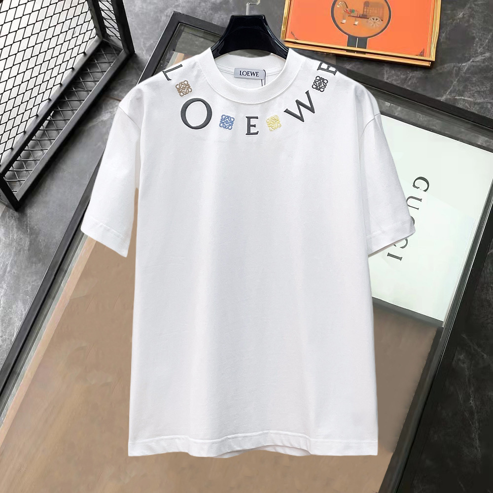 NO:849867,Luo Yiwei's high-end top product 2026 spring and summer new debut counter latest short-sleeved round neck T-shirt high-end custom design avant-garde fashion!  The brand logo is designed with heavy craftsmanship. High-end customized 260g fabric. Soft to the touch. Comfortable to wear. Exquisite stitching at the counter level. Fine workmanship. The upper body effect is incomparably handsome!  A must-have item for men and women alike!  Size S～XXL When placing an order, please state your height and weight. The maximum wearing capacity is 210 pounds (one size larger), loewe, T-shirt, tees, t-shirt,19860909罗意威 高版本顶级货品2026春夏新款首发专柜最新款短袖圆领T恤 高端订制 设计前卫时尚！品牌logo重工艺设计 高端定制260克面料.手感柔软.穿着舒适.专柜级别精致车线.做工精细.上身效果无敌帅气！男女同款情侣必备单品！码数S～XXL下单报身高体重 最大穿210斤(偏大一码),,loewe,T-shirt,tees，t-shirt,,Men's clothing