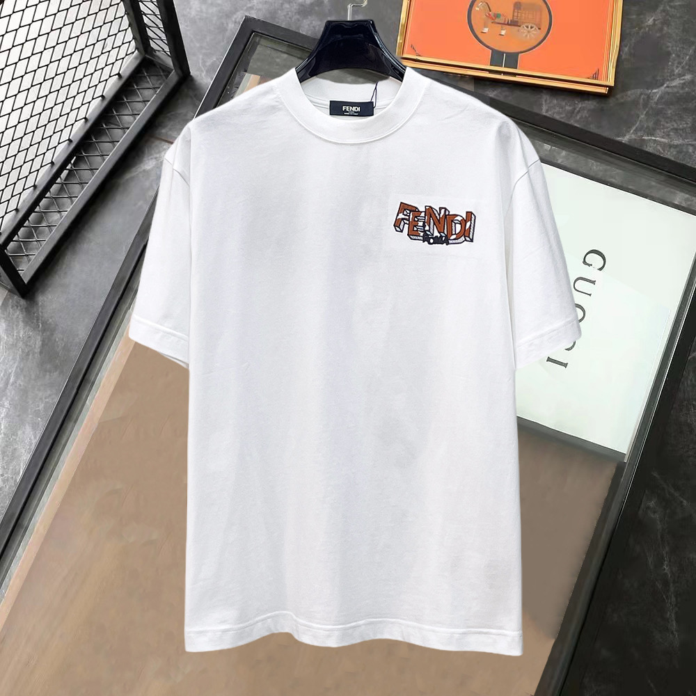 NO:849852,Fendi's high-end top products 2026 spring and summer new debut counter latest short-sleeved round neck T-shirt high-end custom design avant-garde fashion!  The brand logo is designed with heavy craftsmanship. High-end customized 260g fabric. Soft to the touch. Comfortable to wear. Exquisite stitching at the counter level. Fine workmanship. The upper body effect is incomparably handsome!  A must-have item for men and women alike!  Please state your height and weight when placing an order in sizes S～XXL. Maximum wearing capacity is 210 catties (one size larger), fendi, T-shirt, tees, t-shirt,19860909芬迪 高版本顶级货品2026春夏新款首发专柜最新款短袖圆领T恤 高端订制 设计前卫时尚！品牌logo重工艺设计 高端定制260克面料.手感柔软.穿着舒适.专柜级别精致车线.做工精细.上身效果无敌帅气！男女同款情侣必备单品！码数S～XXL下单报身高体重 最大穿210斤(偏大一码),,fendi,T-shirt,tees，t-shirt,,Men's clothing