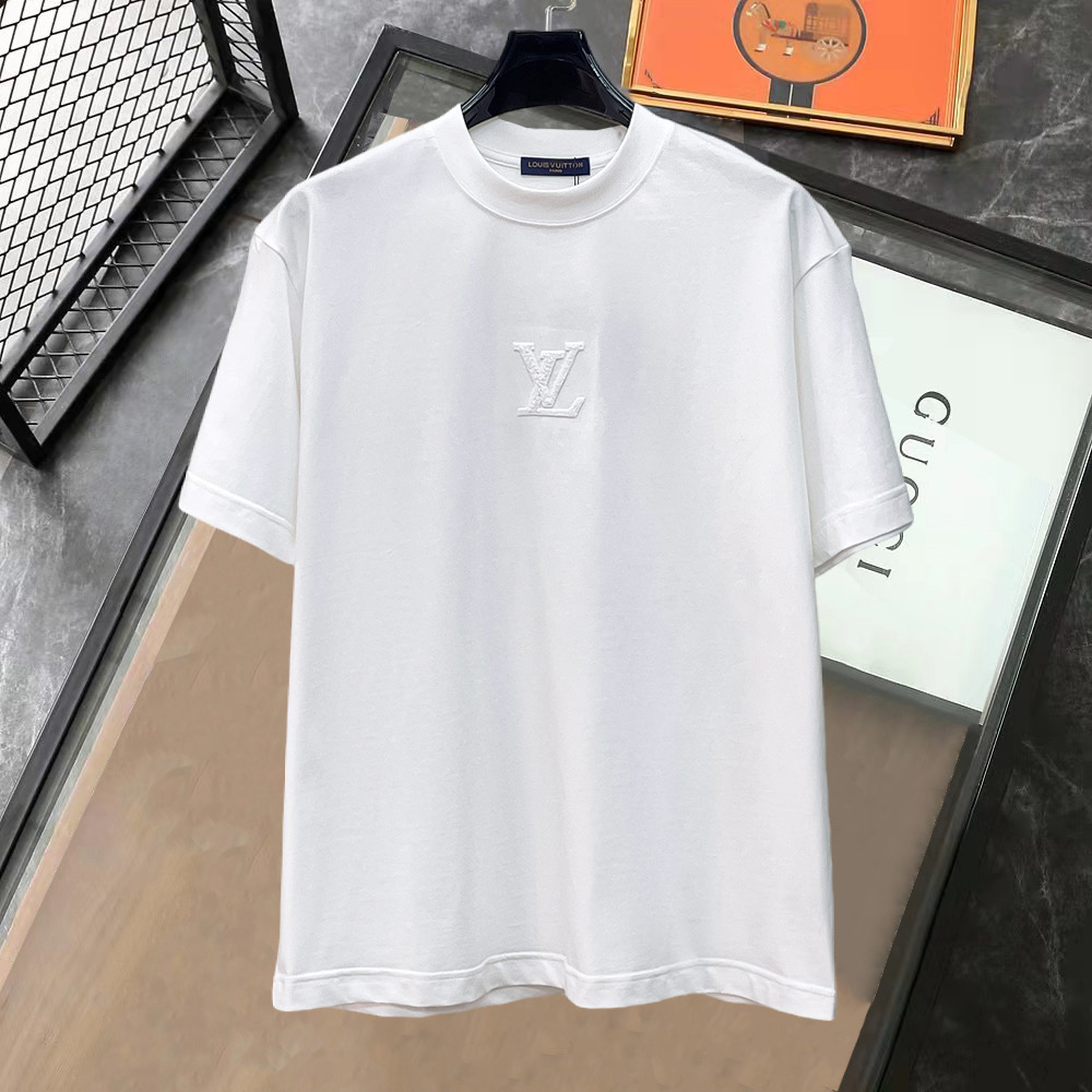 NO:849858,LV's high-end version of the top product 2026 spring and summer new debut counter latest short-sleeved round neck T-shirt, high-end customization, avant-garde and fashionable design!  The brand logo is designed with heavy craftsmanship. High-end customized 260g fabric. Soft to the touch. Comfortable to wear. Exquisite stitching at the counter level. Fine workmanship. The upper body effect is incomparably handsome!  A must-have item for men and women alike!  Size S～XXL Please state your height and weight when placing an order. The maximum wearing capacity is 210 pounds (one size larger), Louis Vuitton, T-shirt, tees, t-shirt,19860909LV 高版本顶级货品2026春夏新款首发专柜最新款短袖圆领T恤 高端订制 设计前卫时尚！品牌logo重工艺设计 高端定制260克面料.手感柔软.穿着舒适.专柜级别精致车线.做工精细.上身效果无敌帅气！男女同款情侣必备单品！码数S～XXL下单报身高体重 最大穿210斤(偏大一码),,louis vuitton,T-shirt,tees，t-shirt,,Men's clothing