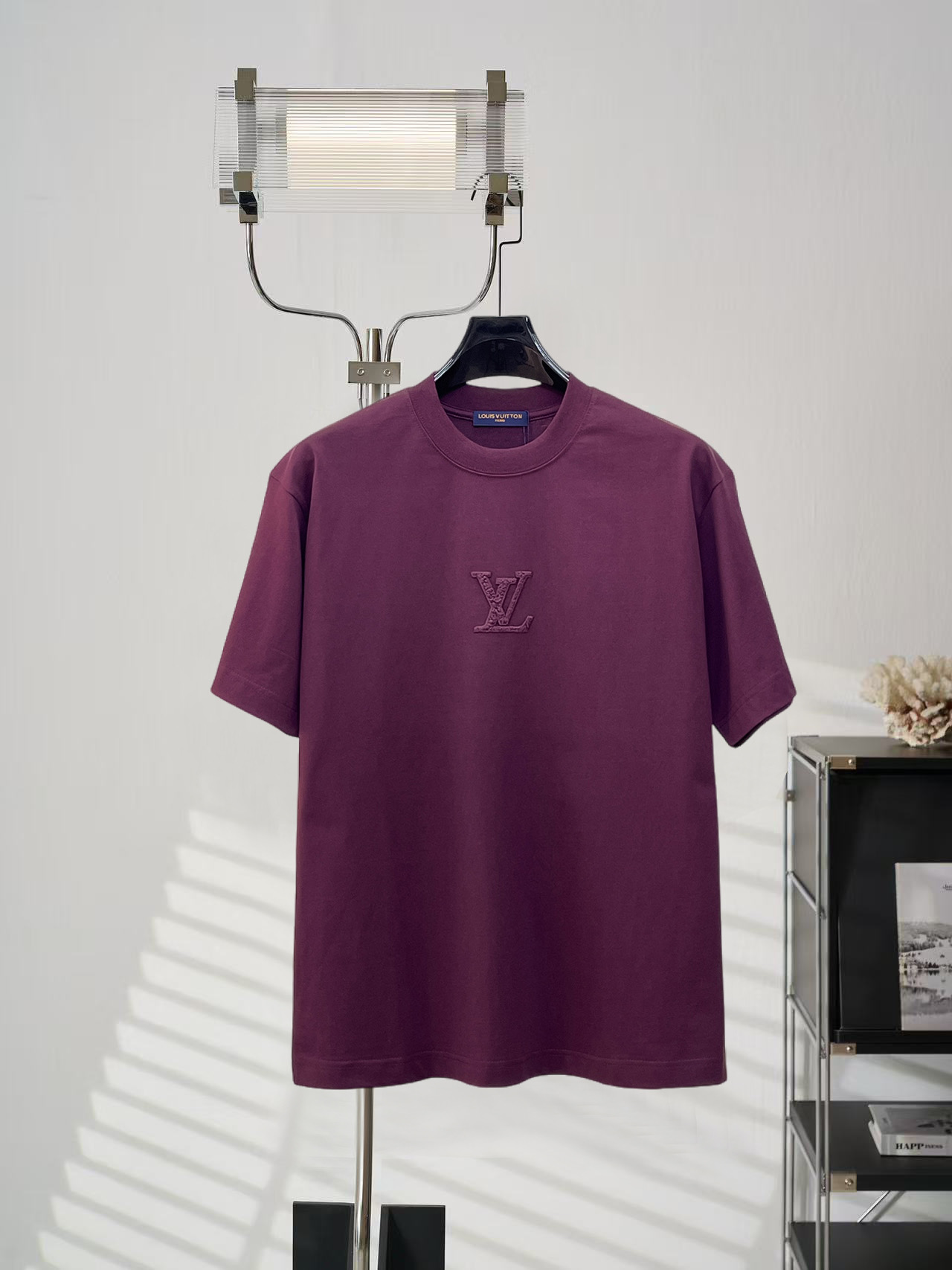 NO:848342,LV's high-end version of the top product 2026 spring and summer new debut counter latest short-sleeved round neck T-shirt, high-end customization, avant-garde and fashionable design!  The brand logo is designed with heavy craftsmanship. High-end customized 260g fabric. Soft to the touch. Comfortable to wear. Exquisite stitching at the counter level. Fine workmanship. The upper body effect is incomparably handsome!  A must-have item for men and women alike!  Size S～XXL Please state your height and weight when placing an order. The maximum wearing capacity is 210 pounds (one size larger), Louis Vuitton, T-shirt, tees, t-shirt,19860909LV 高版本顶级货品2026春夏新款首发专柜最新款短袖圆领T恤 高端订制 设计前卫时尚！品牌logo重工艺设计 高端定制260克面料.手感柔软.穿着舒适.专柜级别精致车线.做工精细.上身效果无敌帅气！男女同款情侣必备单品！码数S～XXL下单报身高体重 最大穿210斤(偏大一码),,louis vuitton,T-shirt,tees，t-shirt,,Men's clothing