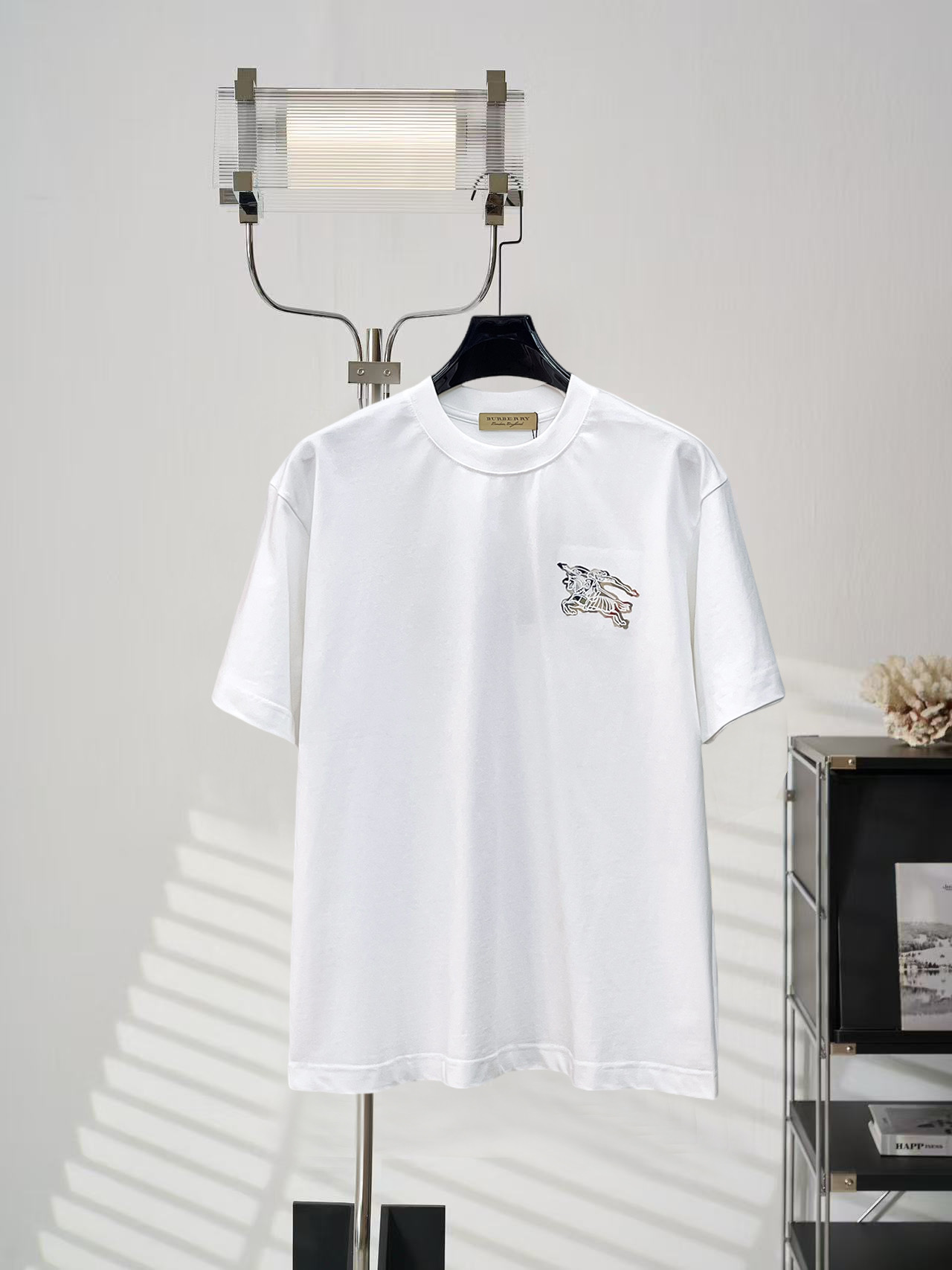 NO:848344,Burberry's high-end top-quality goods 2026 spring and summer new debut counter latest short-sleeved round-neck T-shirt high-end custom design avant-garde fashion!  The brand logo is designed with heavy craftsmanship. High-end customized 260g fabric. Soft to the touch. Comfortable to wear. Exquisite stitching at the counter level. Fine workmanship. The upper body effect is incomparably handsome!  A must-have item for men and women alike!  Please state your height and weight when placing an order in size S～XXL. Maximum wearing capacity is 210 catties (one size larger), burberry, T-shirt, tees, t-shirt,19860909巴宝莉 高版本顶级货品2026春夏新款首发专柜最新款短袖圆领T恤 高端订制 设计前卫时尚！品牌logo重工艺设计 高端定制260克面料.手感柔软.穿着舒适.专柜级别精致车线.做工精细.上身效果无敌帅气！男女同款情侣必备单品！码数S～XXL下单报身高体重 最大穿210斤(偏大一码),,burberry,T-shirt,tees，t-shirt,,Men's clothing