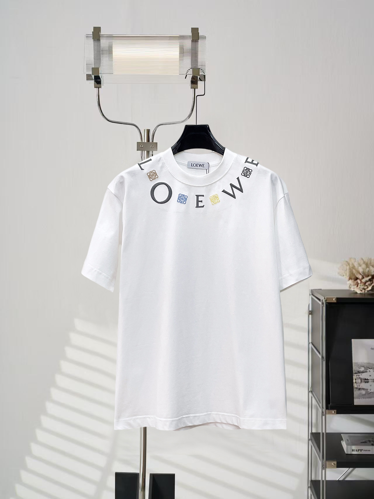NO:848346,Luo Yiwei's high-end top product 2026 spring and summer new debut counter latest short-sleeved round neck T-shirt high-end custom design avant-garde fashion!  The brand logo is designed with heavy craftsmanship. High-end customized 260g fabric. Soft to the touch. Comfortable to wear. Exquisite stitching at the counter level. Fine workmanship. The upper body effect is incomparably handsome!  A must-have item for men and women alike!  Size S～XXL When placing an order, please state your height and weight. The maximum wearing capacity is 210 pounds (one size larger), loewe, T-shirt, tees, t-shirt,19860909罗意威 高版本顶级货品2026春夏新款首发专柜最新款短袖圆领T恤 高端订制 设计前卫时尚！品牌logo重工艺设计 高端定制260克面料.手感柔软.穿着舒适.专柜级别精致车线.做工精细.上身效果无敌帅气！男女同款情侣必备单品！码数S～XXL下单报身高体重 最大穿210斤(偏大一码),,loewe,T-shirt,tees，t-shirt,,Men's clothing