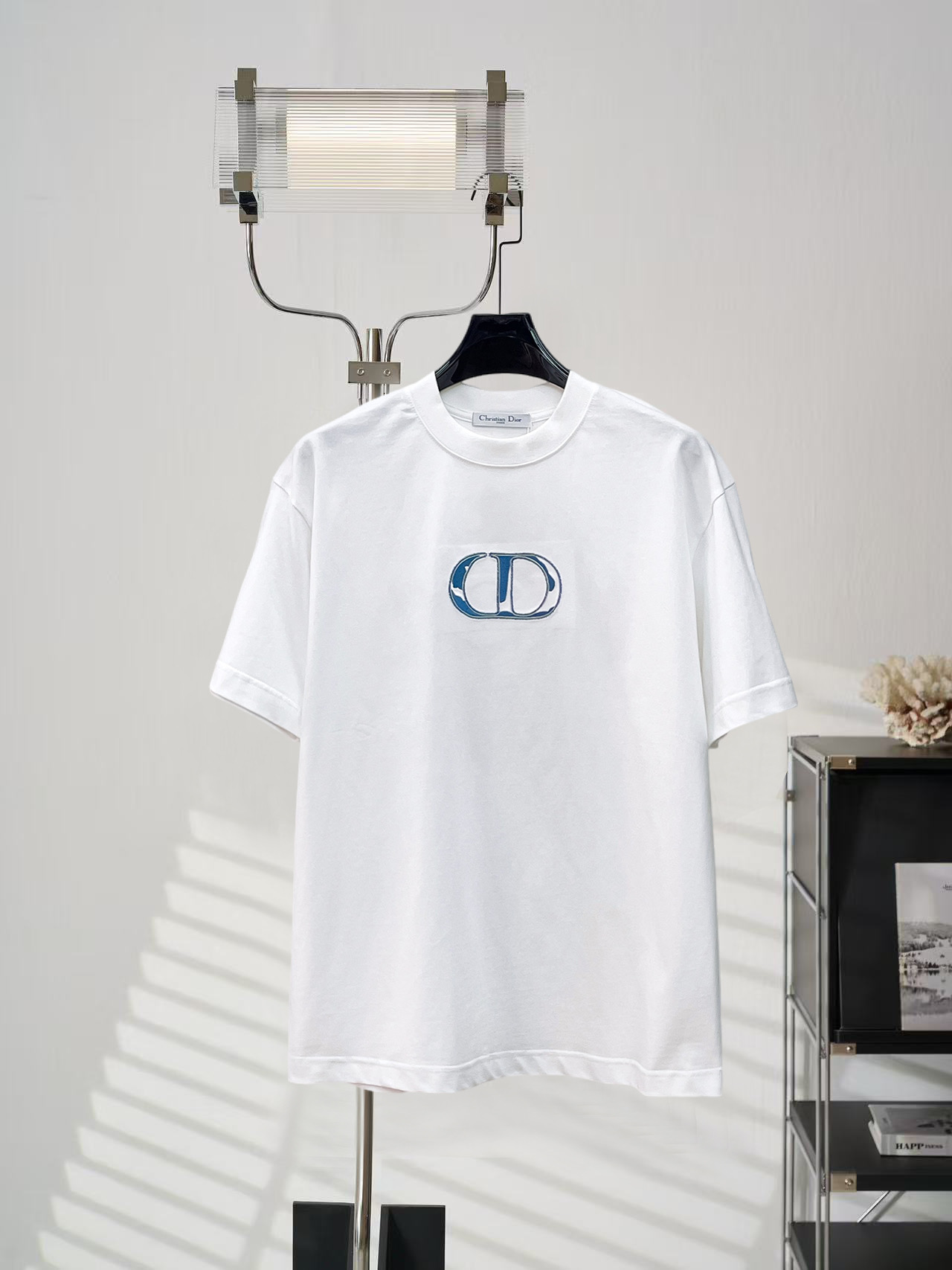 NO:848348,Dior's high-end version of top-quality goods 2026 spring and summer new debut counter latest short-sleeved round-neck T-shirt, high-end custom design, avant-garde and fashionable!  The brand logo is designed with heavy craftsmanship. High-end customized 260g fabric. Soft to the touch. Comfortable to wear. Exquisite stitching at the counter level. Fine workmanship. The upper body effect is incomparably handsome!  A must-have item for men and women alike!  Please state your height and weight when placing an order in sizes S to XXL. The maximum wearing capacity is 210 pounds (one size larger), dior, T-shirt, tees, t-shirt,19860909迪奥 高版本顶级货品2026春夏新款首发专柜最新款短袖圆领T恤 高端订制 设计前卫时尚！品牌logo重工艺设计 高端定制260克面料.手感柔软.穿着舒适.专柜级别精致车线.做工精细.上身效果无敌帅气！男女同款情侣必备单品！码数S～XXL下单报身高体重 最大穿210斤(偏大一码),,dior,T-shirt,tees，t-shirt,,Men's clothing