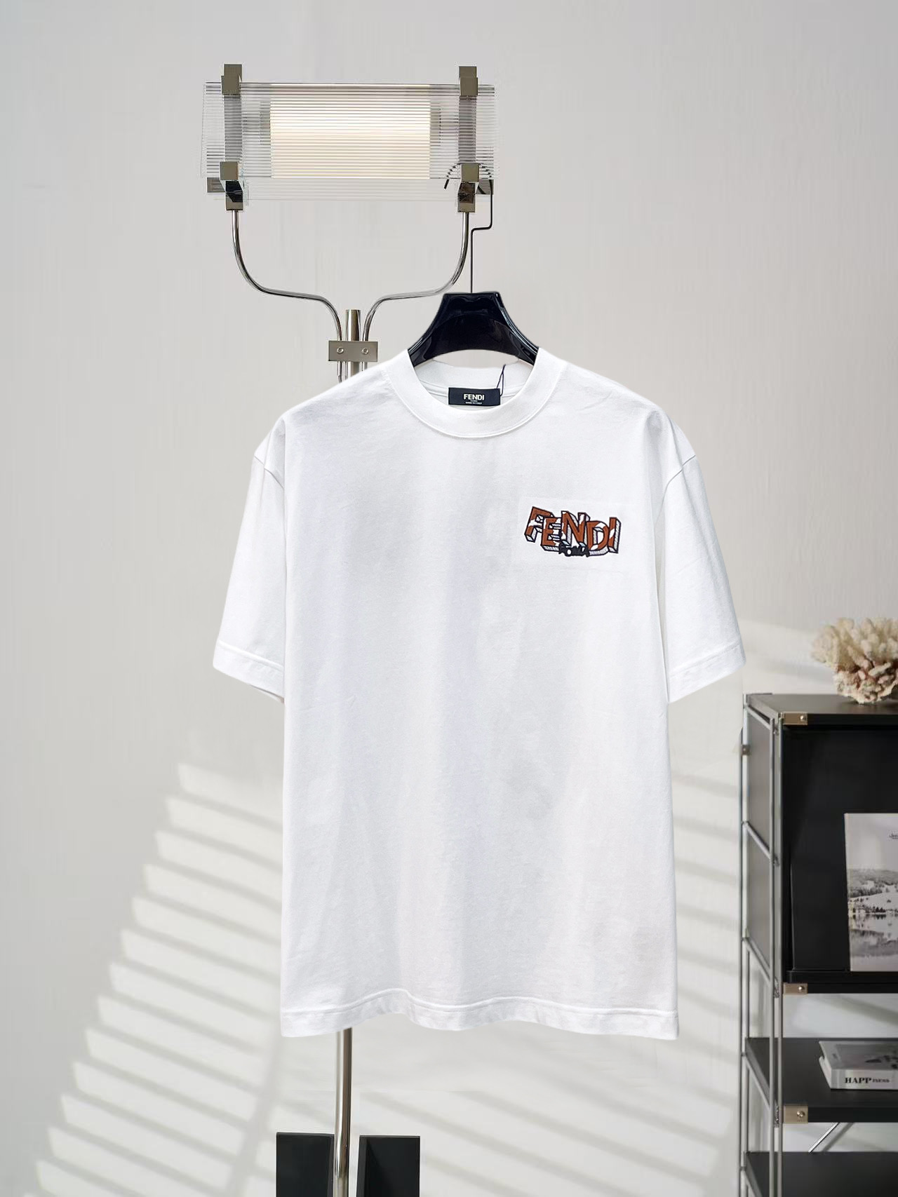 NO:848350,Fendi's high-end top products 2026 spring and summer new debut counter latest short-sleeved round neck T-shirt high-end custom design avant-garde fashion!  The brand logo is designed with heavy craftsmanship. High-end customized 260g fabric. Soft to the touch. Comfortable to wear. Exquisite stitching at the counter level. Fine workmanship. The upper body effect is incomparably handsome!  A must-have item for men and women alike!  Please state your height and weight when placing an order in sizes S～XXL. Maximum wearing capacity is 210 catties (one size larger), fendi, T-shirt, tees, t-shirt,19860909芬迪 高版本顶级货品2026春夏新款首发专柜最新款短袖圆领T恤 高端订制 设计前卫时尚！品牌logo重工艺设计 高端定制260克面料.手感柔软.穿着舒适.专柜级别精致车线.做工精细.上身效果无敌帅气！男女同款情侣必备单品！码数S～XXL下单报身高体重 最大穿210斤(偏大一码),,fendi,T-shirt,tees，t-shirt,,Men's clothing