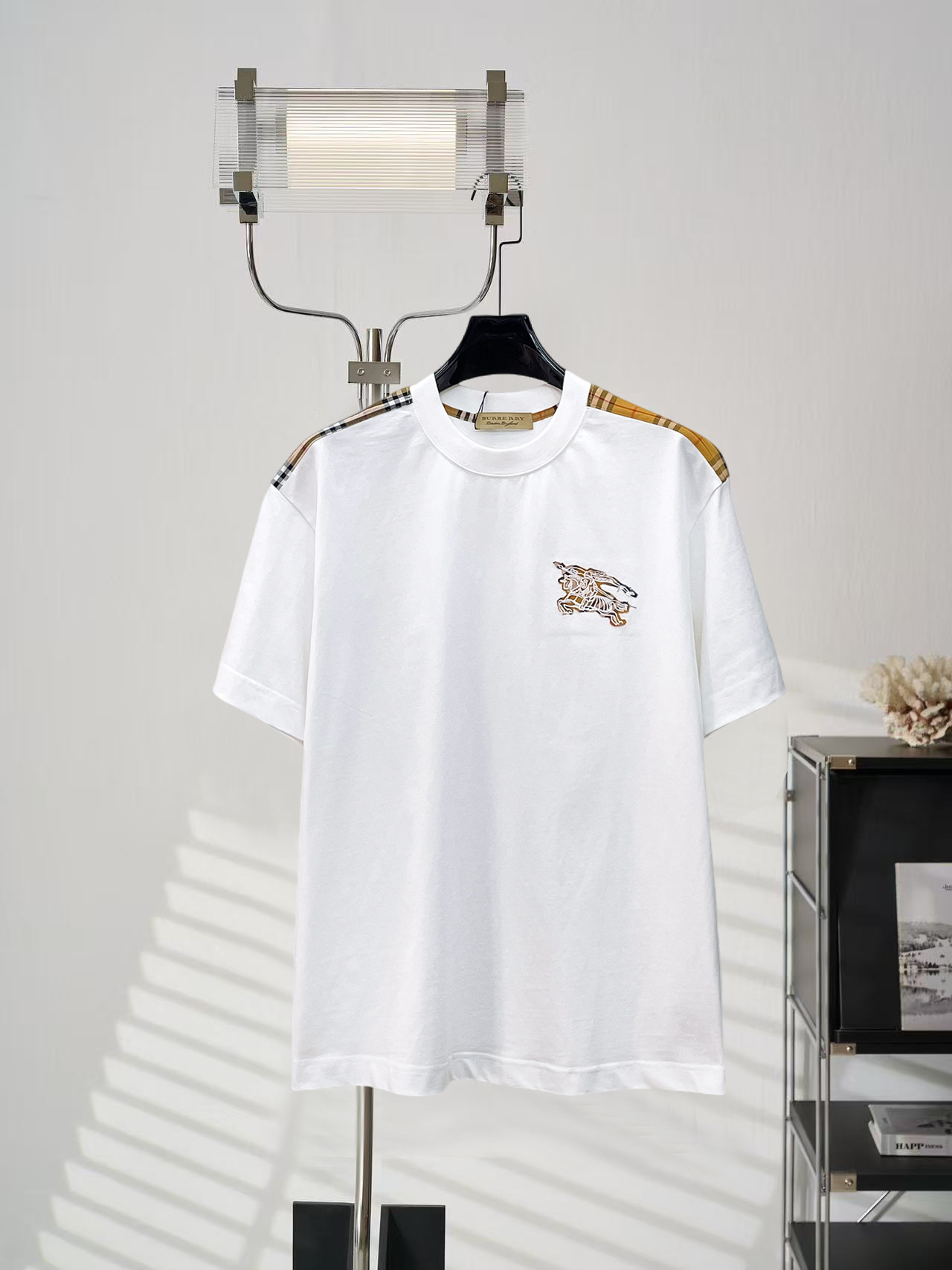 NO:848352,Burberry's high-end top-quality goods 2026 spring and summer new debut counter latest short-sleeved round-neck T-shirt high-end custom design avant-garde fashion!  The brand logo is designed with heavy craftsmanship. High-end customized 260g fabric. Soft to the touch. Comfortable to wear. Exquisite stitching at the counter level. Fine workmanship. The upper body effect is incomparably handsome!  A must-have item for men and women alike!  Please state your height and weight when placing an order in size S～XXL. Maximum wearing capacity is 210 catties (one size larger), burberry, T-shirt, tees, t-shirt,19860909巴宝莉 高版本顶级货品2026春夏新款首发专柜最新款短袖圆领T恤 高端订制 设计前卫时尚！品牌logo重工艺设计 高端定制260克面料.手感柔软.穿着舒适.专柜级别精致车线.做工精细.上身效果无敌帅气！男女同款情侣必备单品！码数S～XXL下单报身高体重 最大穿210斤(偏大一码),,burberry,T-shirt,tees，t-shirt,,Men's clothing