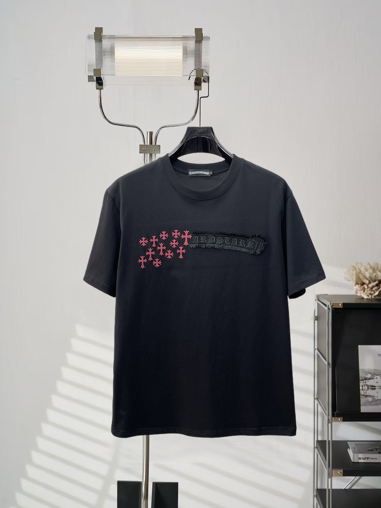NO:848353,Crow Heart's high-end top-quality goods 2026 spring and summer new debut counter latest short-sleeved round-neck T-shirt, high-end custom design, avant-garde and fashionable!  The brand logo is designed with heavy craftsmanship. High-end customized 260g fabric. Soft to the touch. Comfortable to wear. Exquisite stitching at the counter level. Fine workmanship. The upper body effect is incomparably handsome!  A must-have item for men and women alike!  Size S～XXL When placing an order, please state your height and weight. Maximum wearing capacity is 210 pounds (one size larger), chrome hearts, T-shirt, tees, t-shirt,19860909克罗心 高版本顶级货品2026春夏新款首发专柜最新款短袖圆领T恤 高端订制 设计前卫时尚！品牌logo重工艺设计 高端定制260克面料.手感柔软.穿着舒适.专柜级别精致车线.做工精细.上身效果无敌帅气！男女同款情侣必备单品！码数S～XXL下单报身高体重 最大穿210斤(偏大一码),,chrome hearts,T-shirt,tees，t-shirt,,Men's clothing