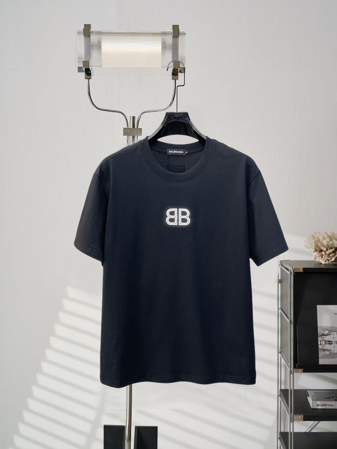 NO:848355,Balenciaga's high-end version of top-notch products 2026 spring and summer new debut counter, the latest short-sleeved round-neck T-shirt, high-end custom design, avant-garde and fashionable!  The brand logo is designed with heavy craftsmanship. High-end customized 260g fabric. Soft to the touch. Comfortable to wear. Exquisite stitching at the counter level. Fine workmanship. The upper body effect is incomparably handsome!  A must-have item for men and women alike!  Please state your height and weight when placing an order in sizes S～XXL. The maximum wearing capacity is 210 pounds (one size larger), balenciaga, T-shirt, tees, t-shirt,19860909巴黎世家 高版本顶级货品2026春夏新款首发专柜最新款短袖圆领T恤 高端订制 设计前卫时尚！品牌logo重工艺设计 高端定制260克面料.手感柔软.穿着舒适.专柜级别精致车线.做工精细.上身效果无敌帅气！男女同款情侣必备单品！码数S～XXL下单报身高体重 最大穿210斤(偏大一码),,balenciaga,T-shirt,tees，t-shirt,,Men's clothing
