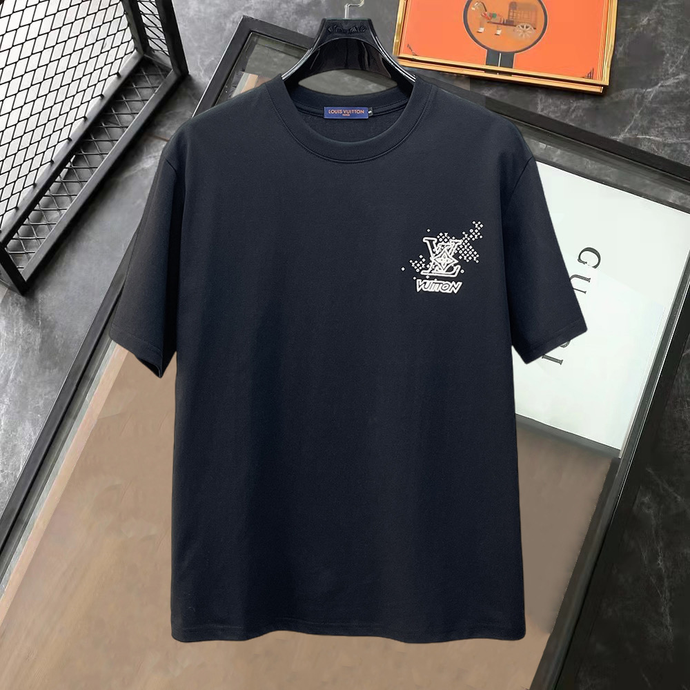 NO:849905,LV's high-end version of the top product 2026 spring and summer new debut counter latest short-sleeved round neck T-shirt, high-end customization, avant-garde and fashionable design!  The brand logo is designed with heavy craftsmanship. High-end customized 260g fabric. Soft to the touch. Comfortable to wear. Exquisite stitching at the counter level. Fine workmanship. The upper body effect is incomparably handsome!  A must-have item for men and women alike!  Size S～XXL Please state your height and weight when placing an order. The maximum wearing capacity is 210 pounds (one size larger), Louis Vuitton, T-shirt, tees, t-shirt,19860909LV 高版本顶级货品2026春夏新款首发专柜最新款短袖圆领T恤 高端订制 设计前卫时尚！品牌logo重工艺设计 高端定制260克面料.手感柔软.穿着舒适.专柜级别精致车线.做工精细.上身效果无敌帅气！男女同款情侣必备单品！码数S～XXL下单报身高体重 最大穿210斤(偏大一码),,louis vuitton,T-shirt,tees，t-shirt,,Men's clothing